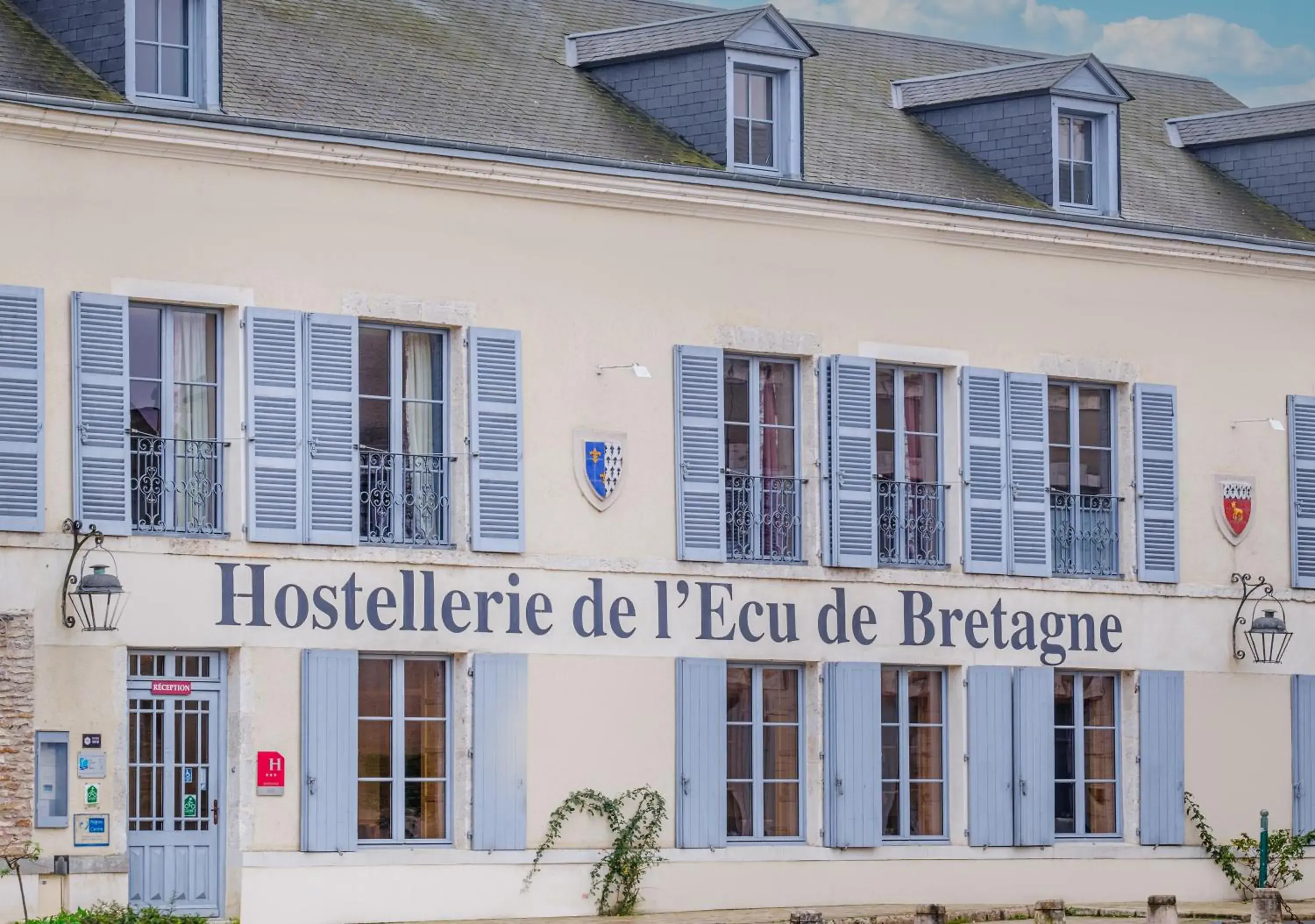 Property building in Hostellerie de l'Écu de Bretagne Property building in Hostellerie de l'Écu de Bretagne
