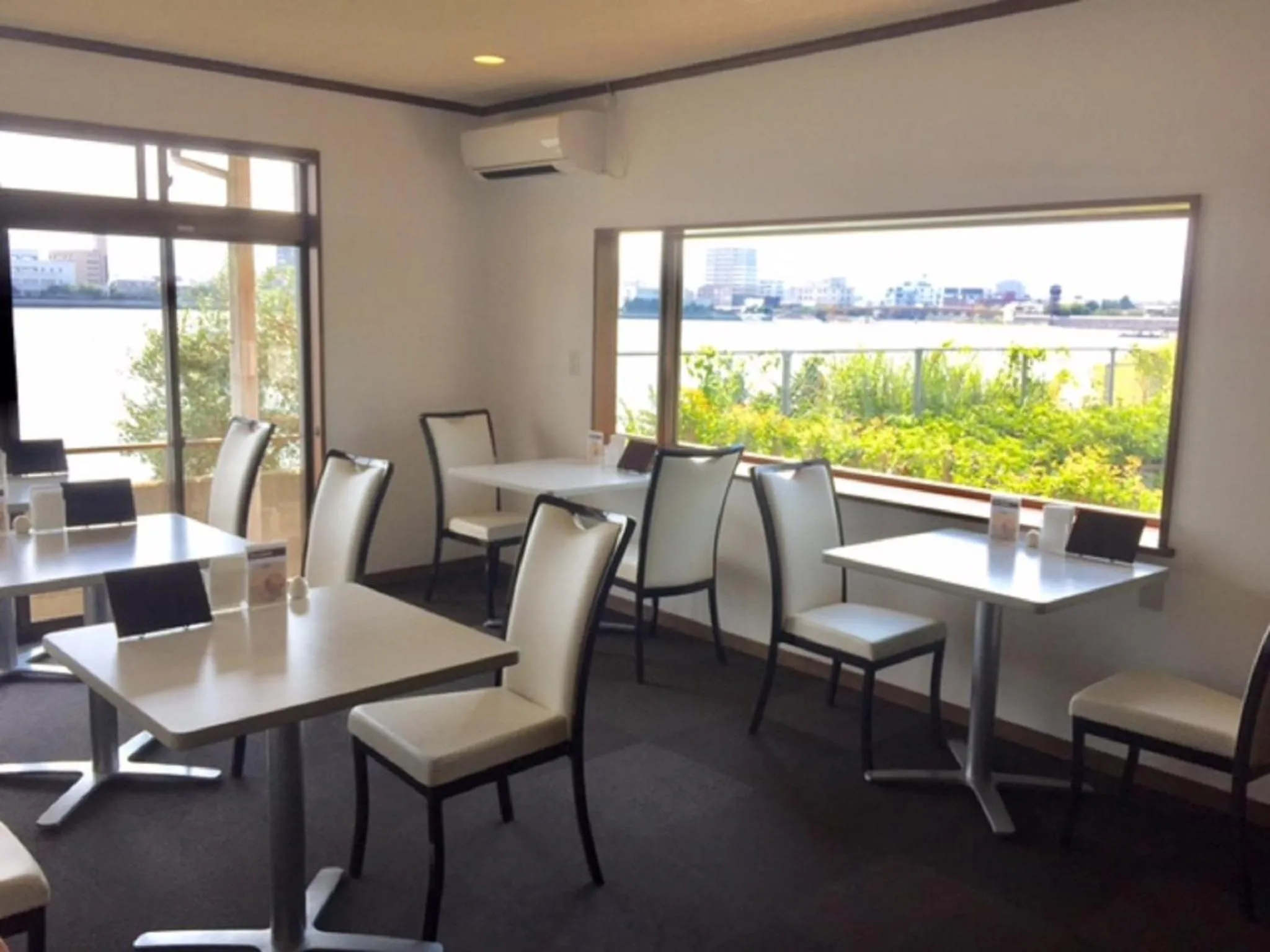 Restaurant/places to eat in Riverside Hotel Karatsu Castle