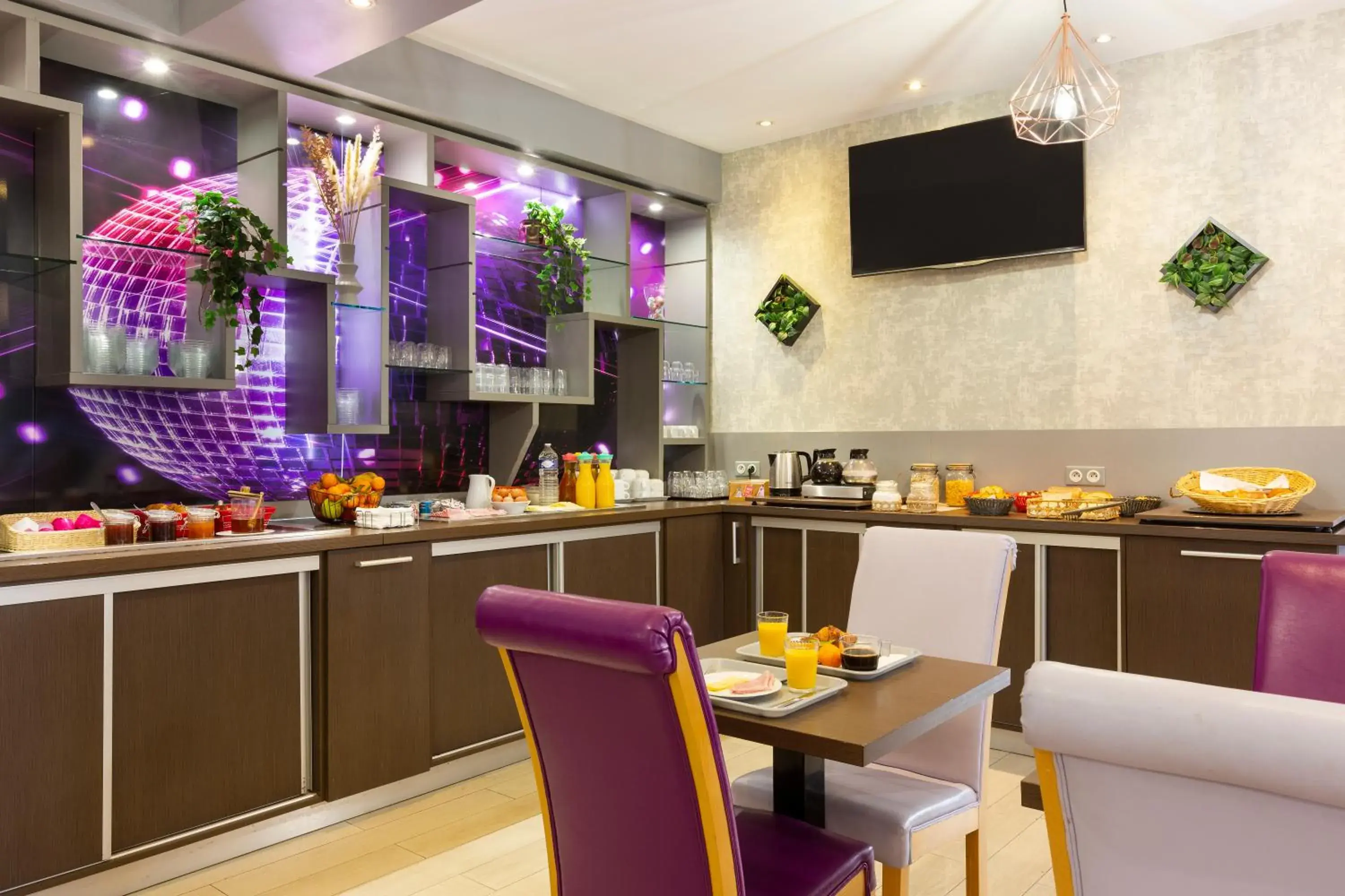 Property building in Comfort Hotel Orléans Olivet Property building in Comfort Hotel Orléans Olivet