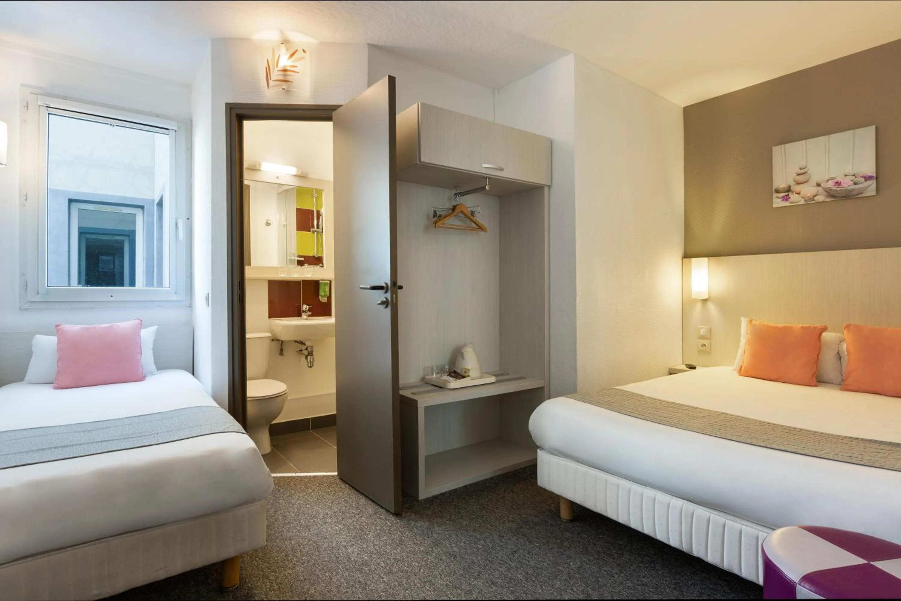 Property building, Bed in Comfort Hotel Orléans Olivet
