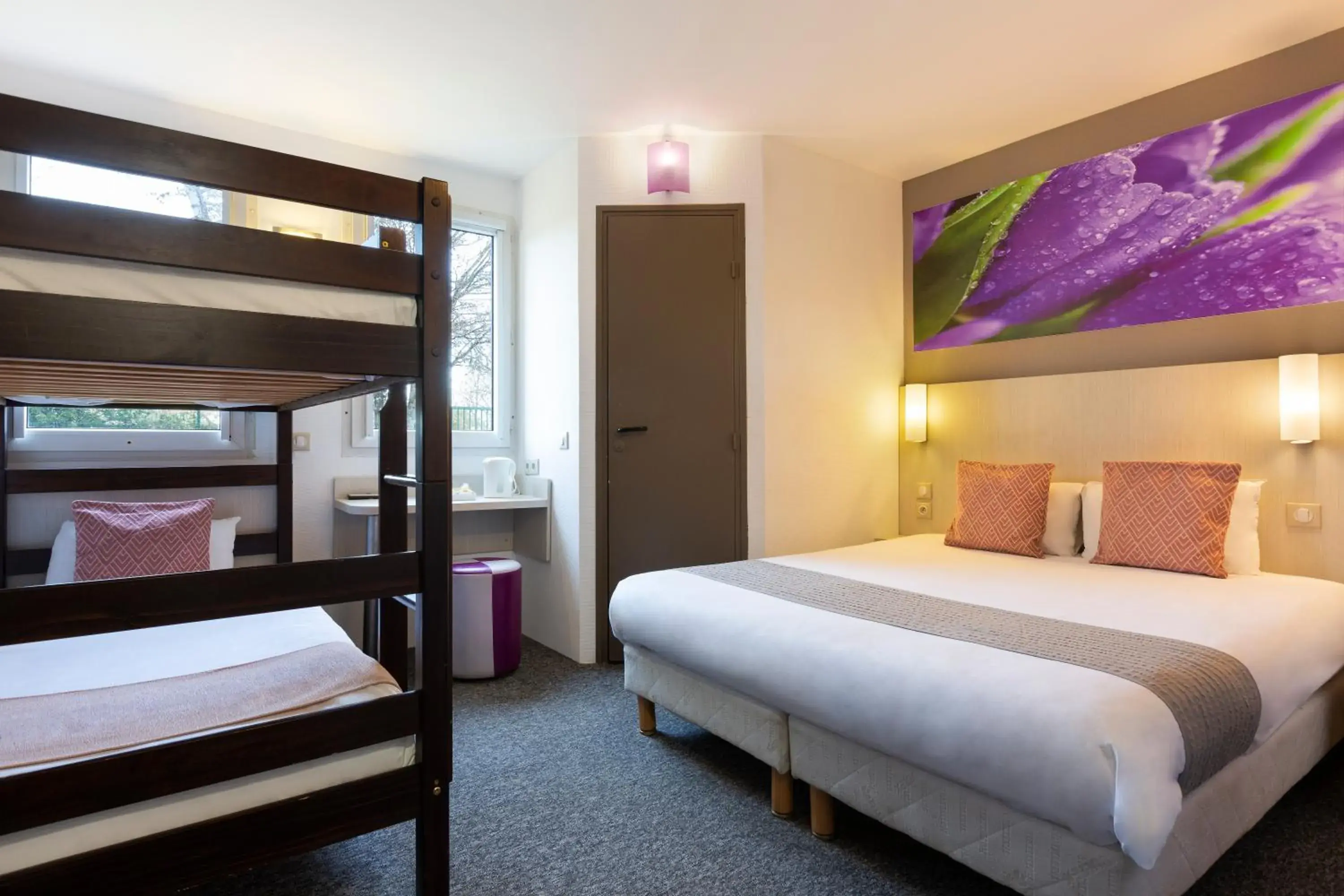 Property building, Bed in Comfort Hotel Orléans Olivet Property building, Bed in Comfort Hotel Orléans Olivet