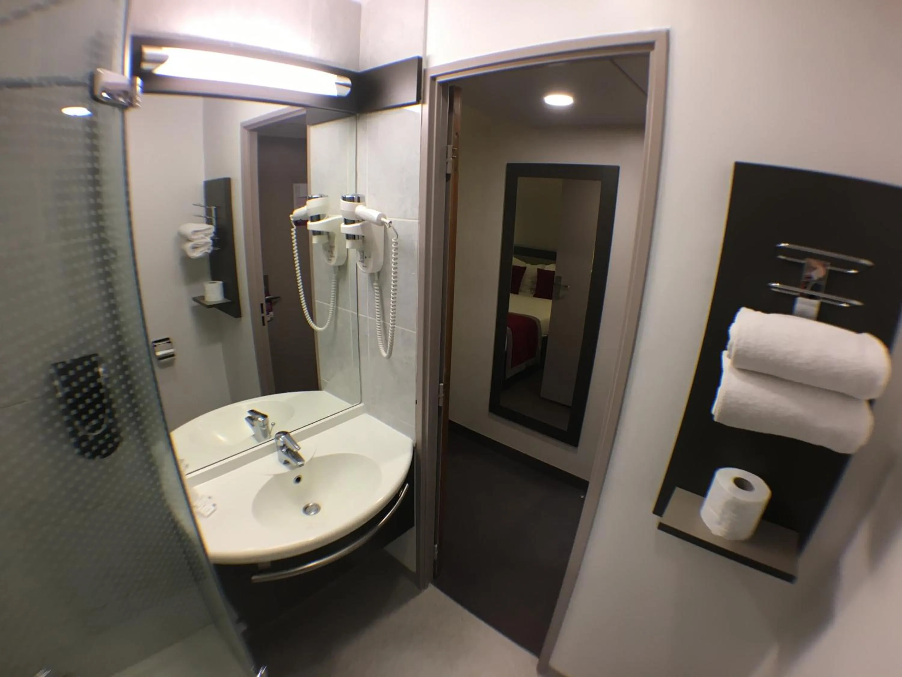 Bathroom in Hôtel AKENA Aéroport Charles de Gaulle - Saint Witz