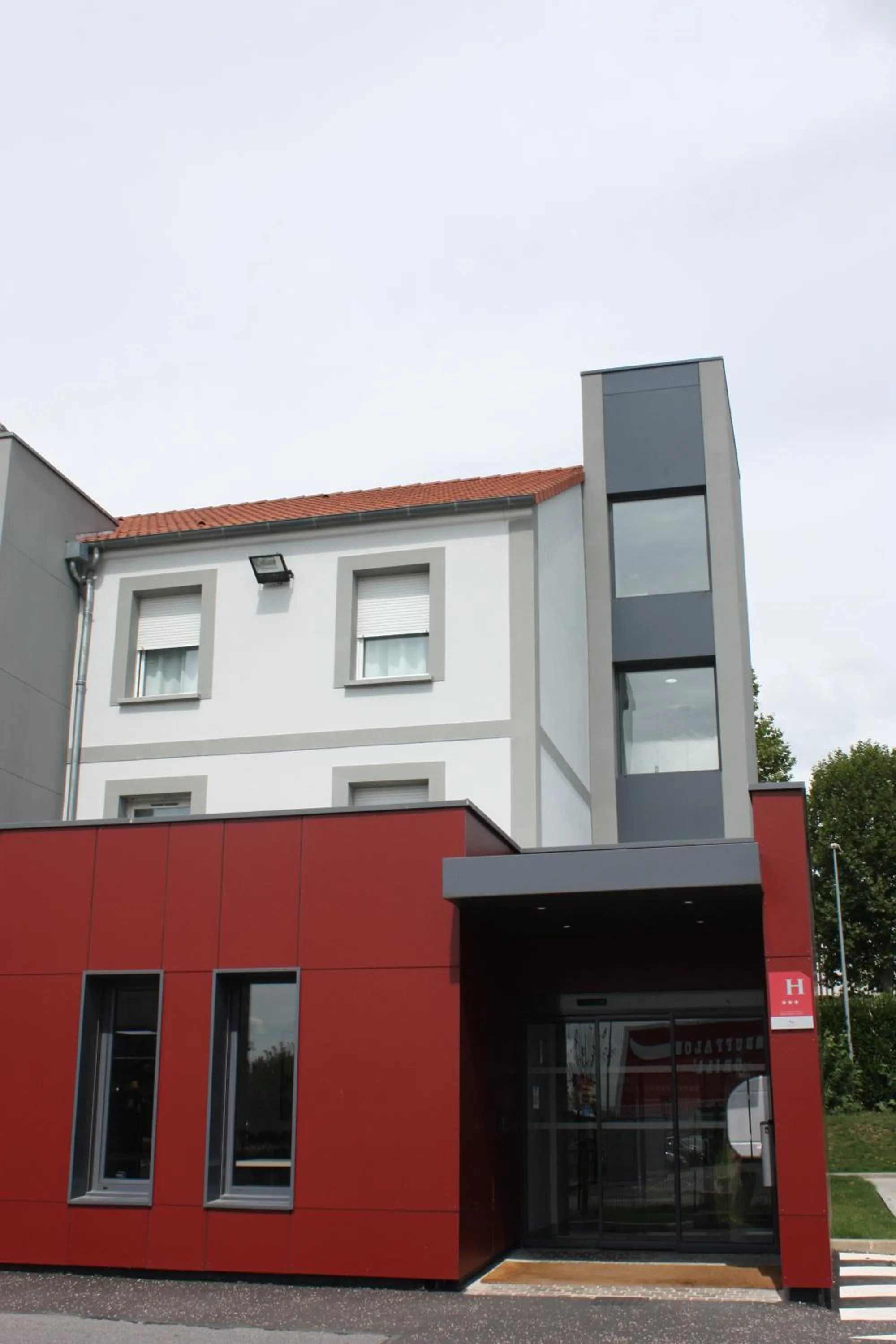 Facade/entrance in Hôtel AKENA Aéroport Charles de Gaulle - Saint Witz