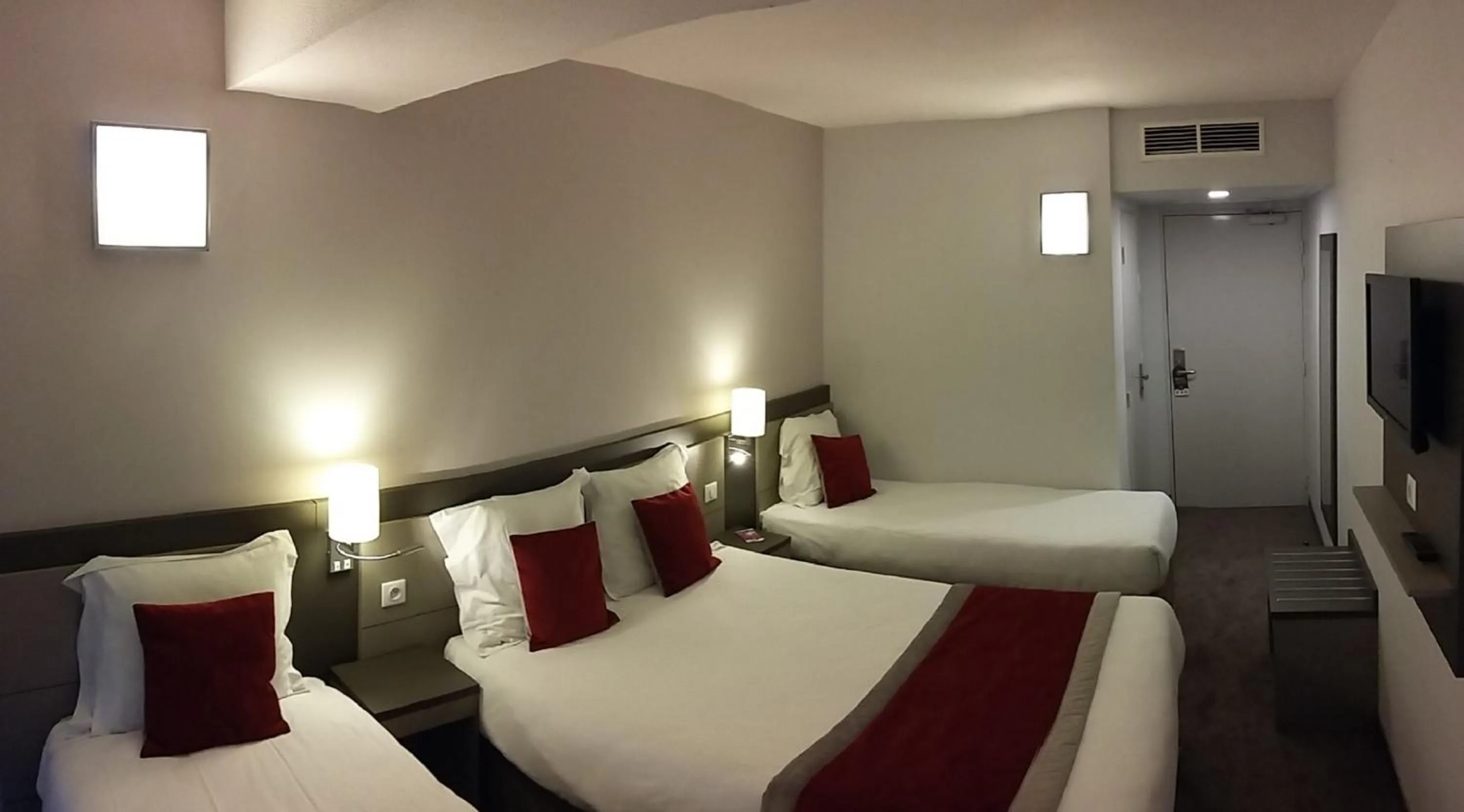 Photo of the whole room in Hôtel AKENA Aéroport Charles de Gaulle - Saint Witz