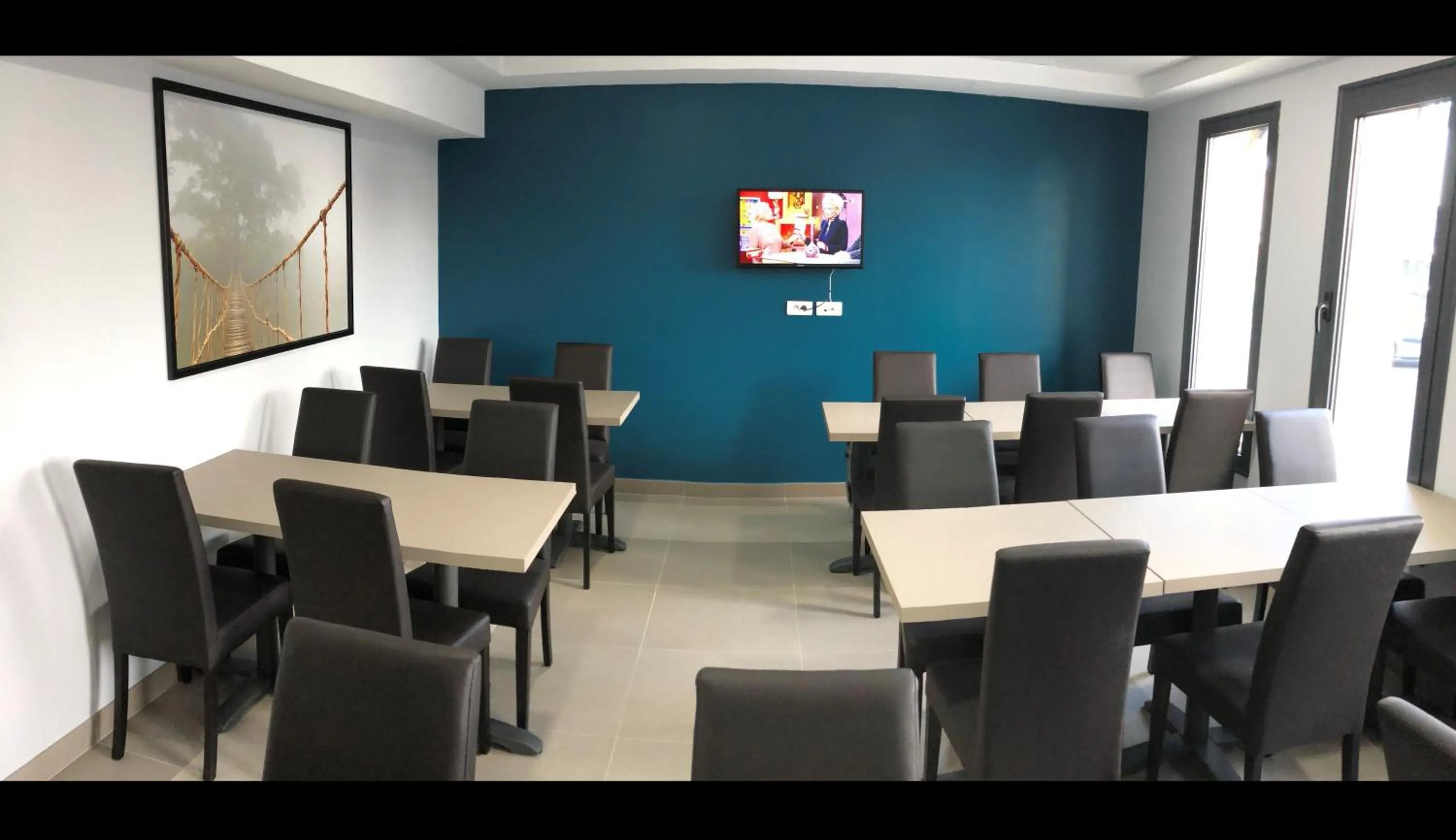 Communal lounge/ TV room in Hôtel AKENA Aéroport Charles de Gaulle - Saint Witz