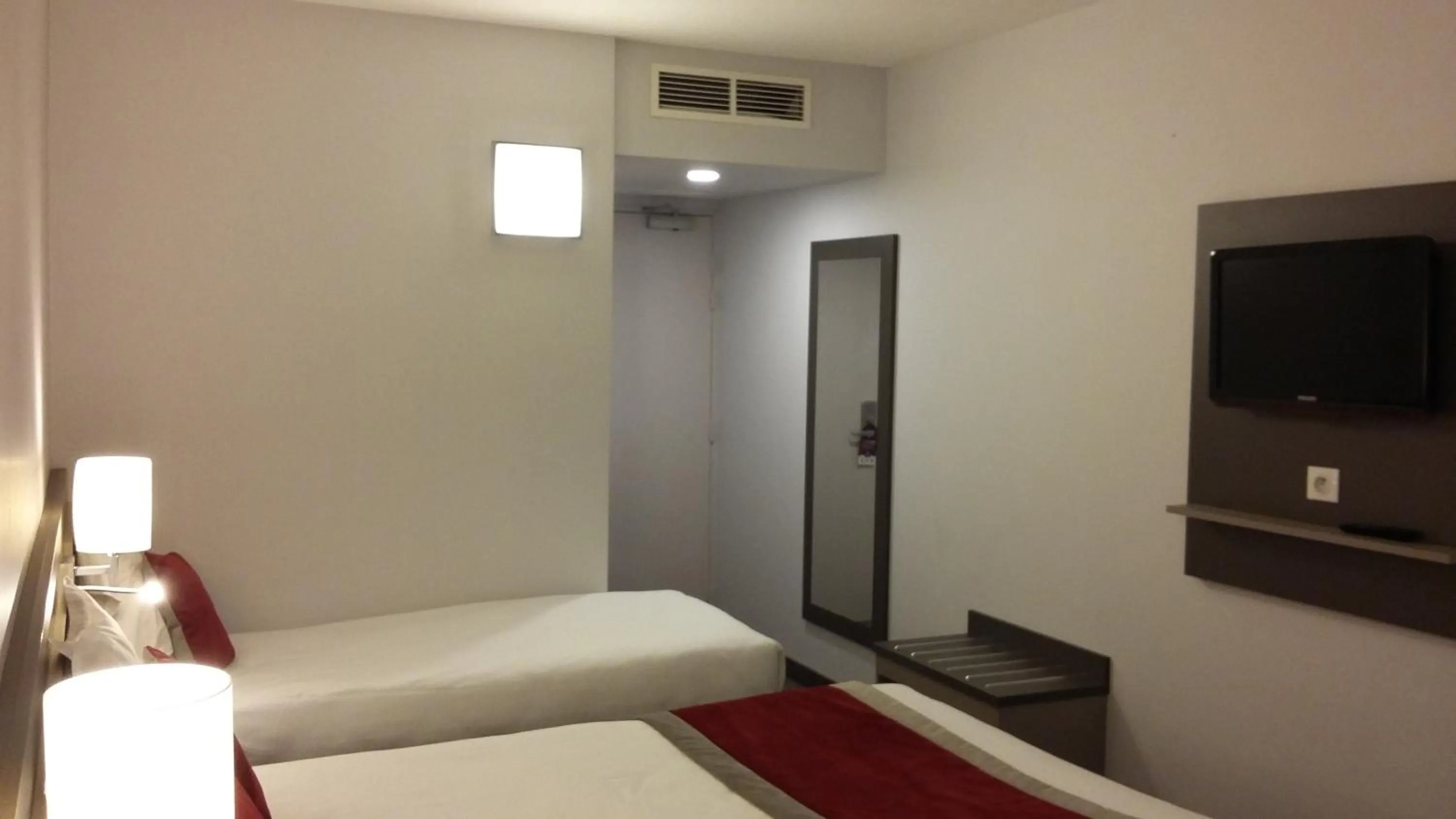 Photo of the whole room in Hôtel AKENA Aéroport Charles de Gaulle - Saint Witz