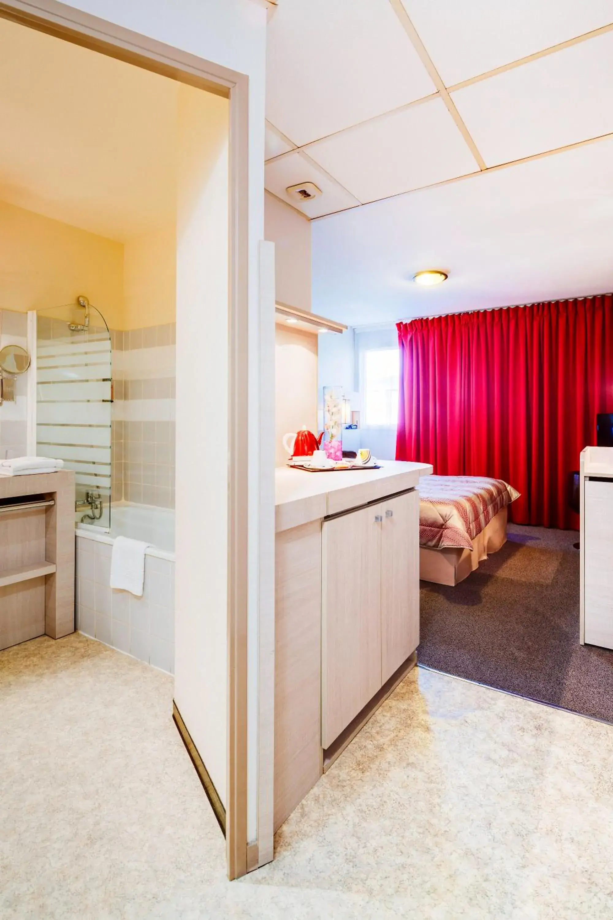 Bathroom, Bed in Hôtel & Résidence Octel Bathroom, Bed in Hôtel & Résidence Octel