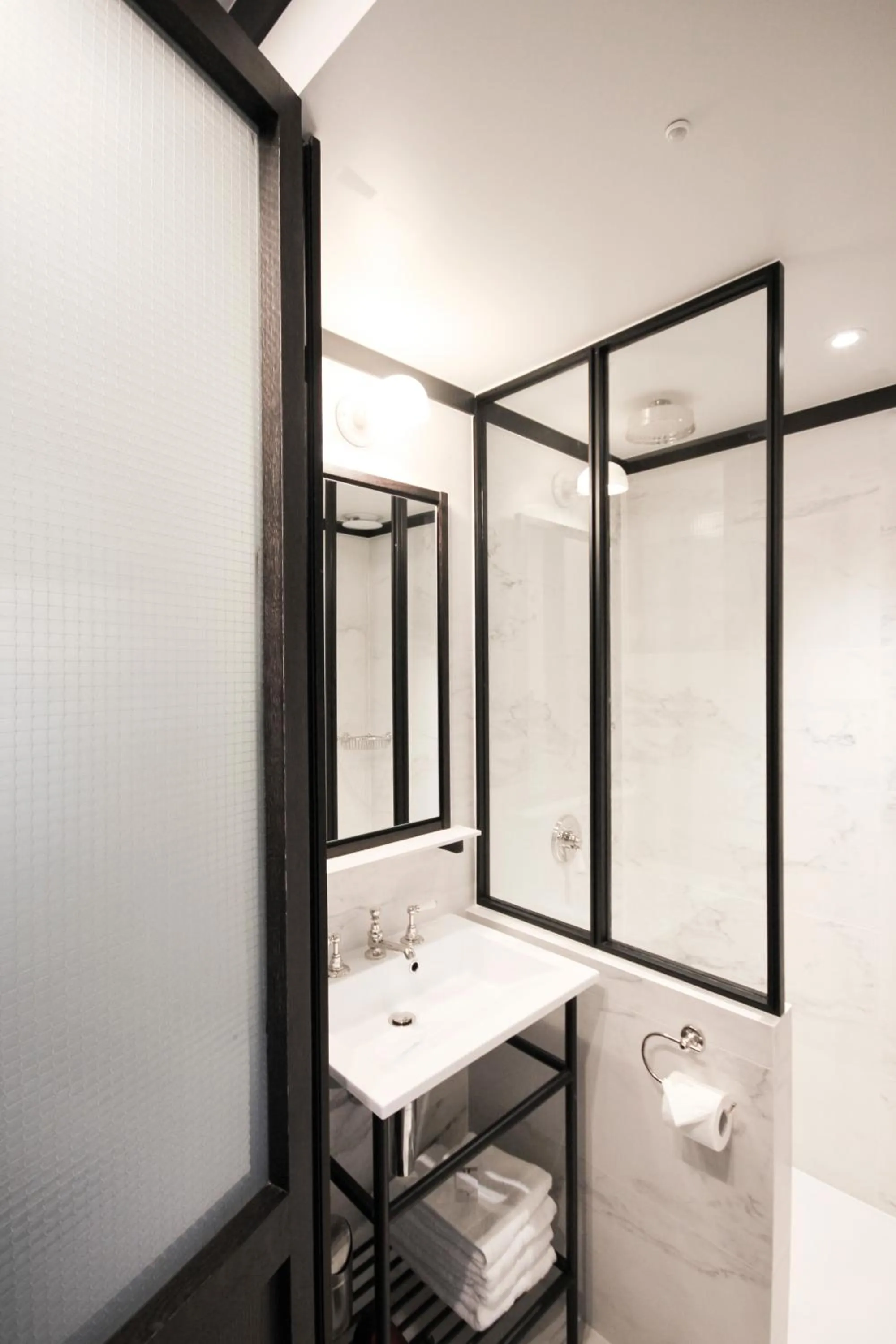 Shower in Getaway Brussels Airport