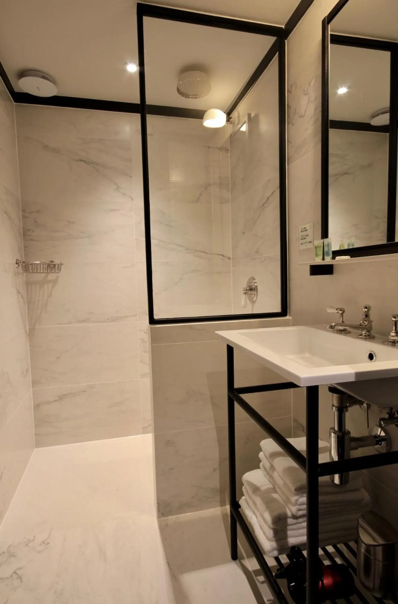 Shower in Getaway Brussels Airport