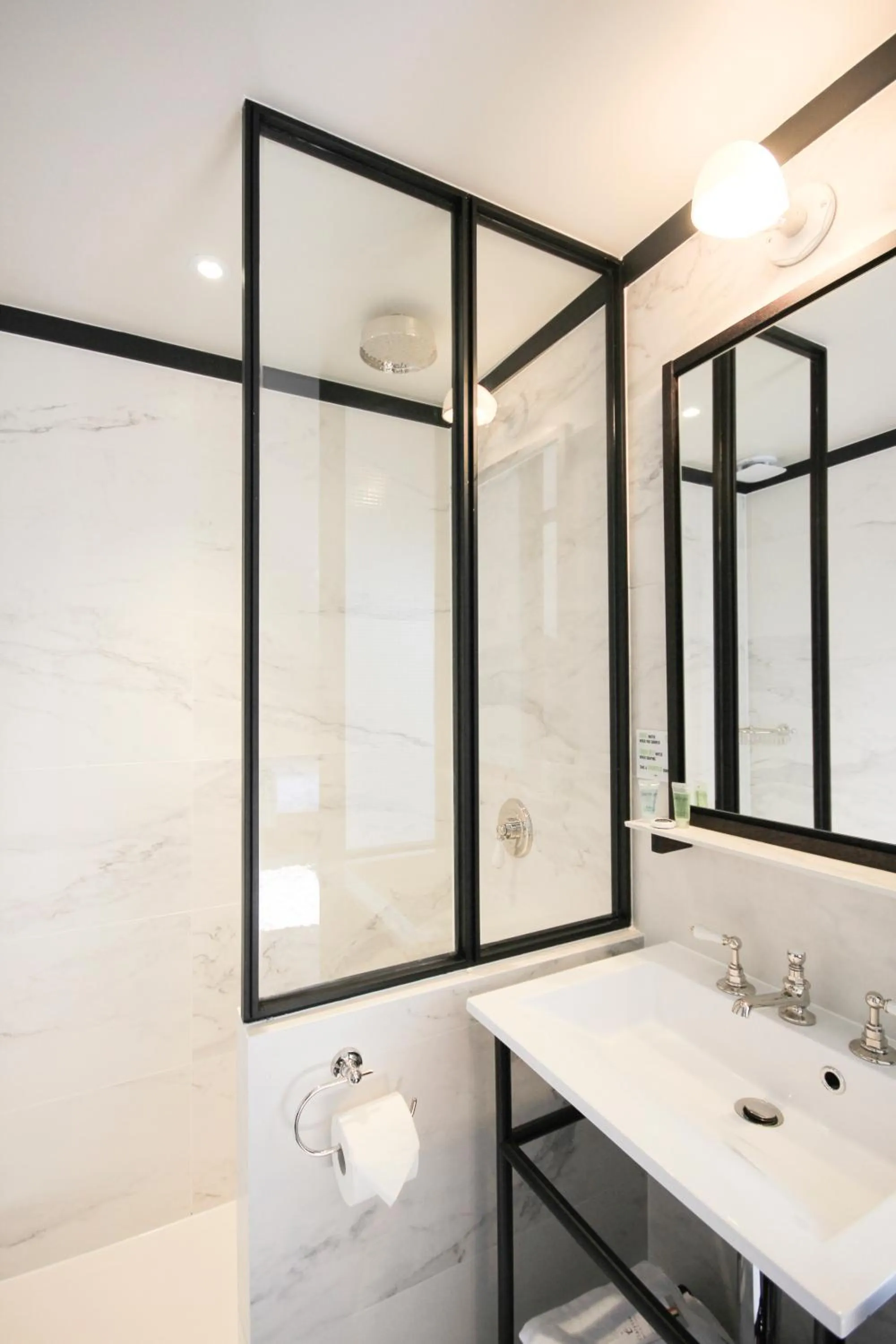 Shower in Getaway Brussels Airport