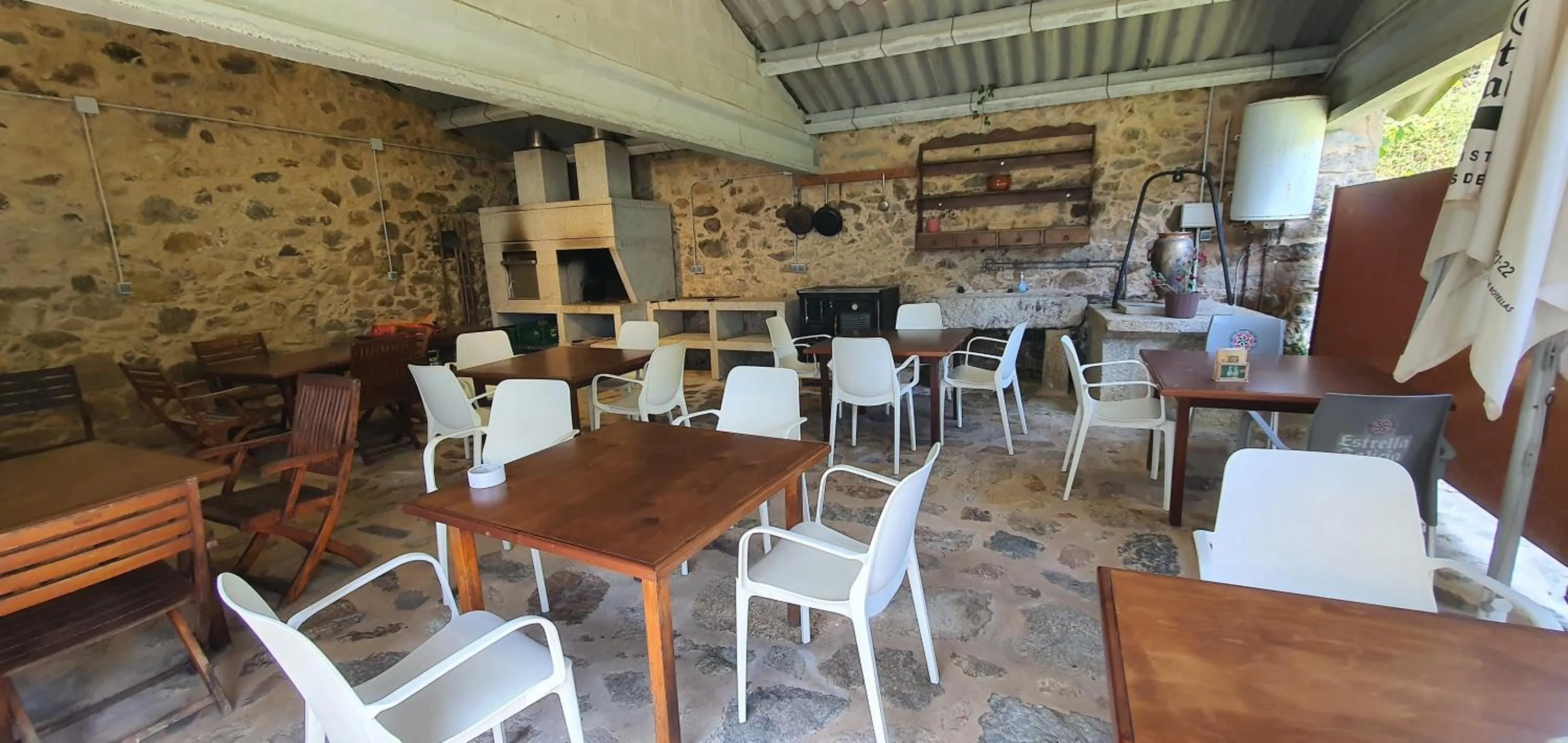 Restaurant/places to eat in Monasterio de Moraime