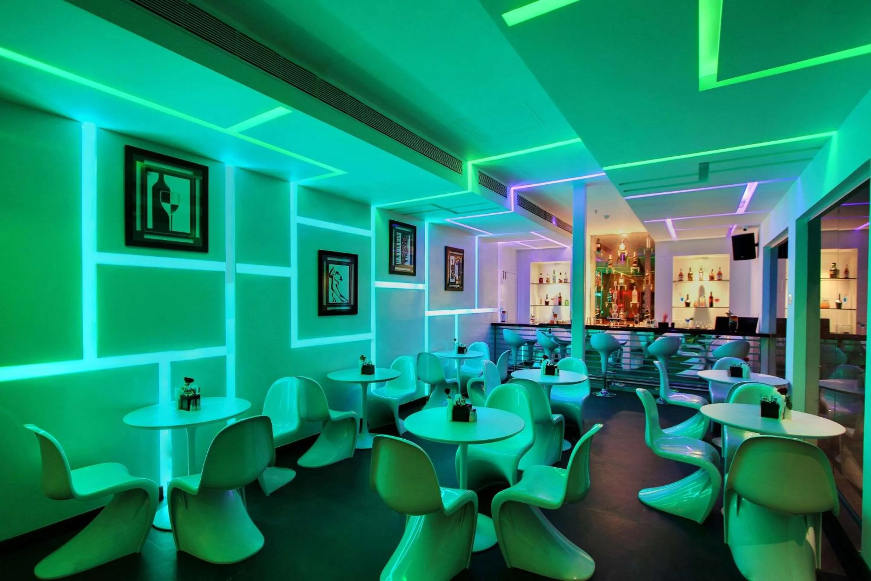 Lounge or bar in Comfort Inn Insys