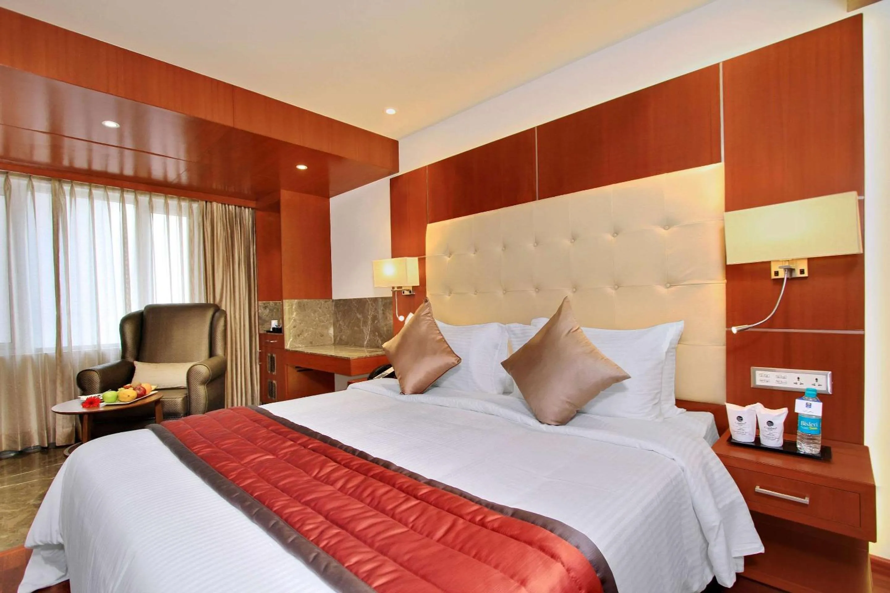 Photo of the whole room, Bed in Comfort Inn Insys