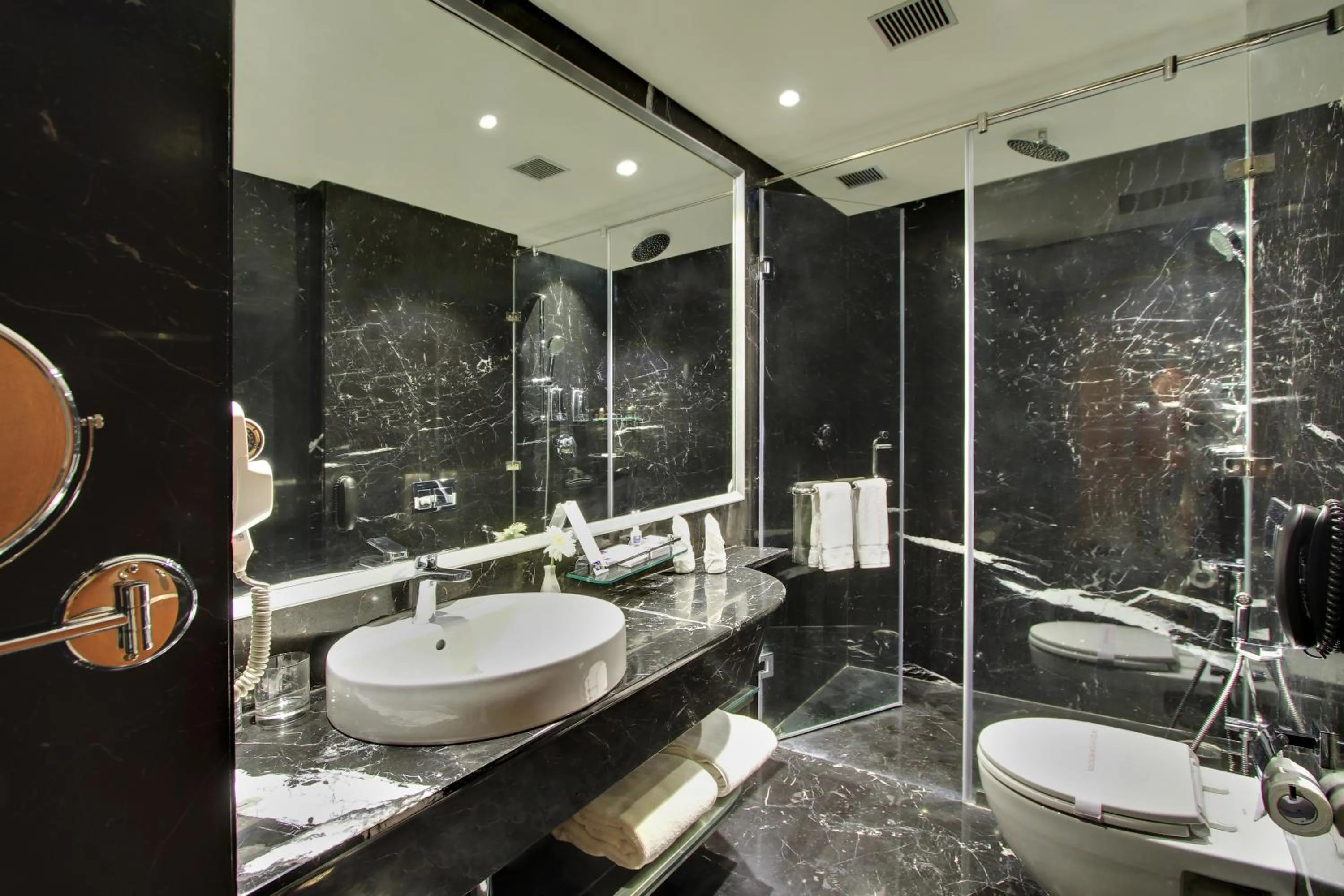 Bathroom in Comfort Inn Insys