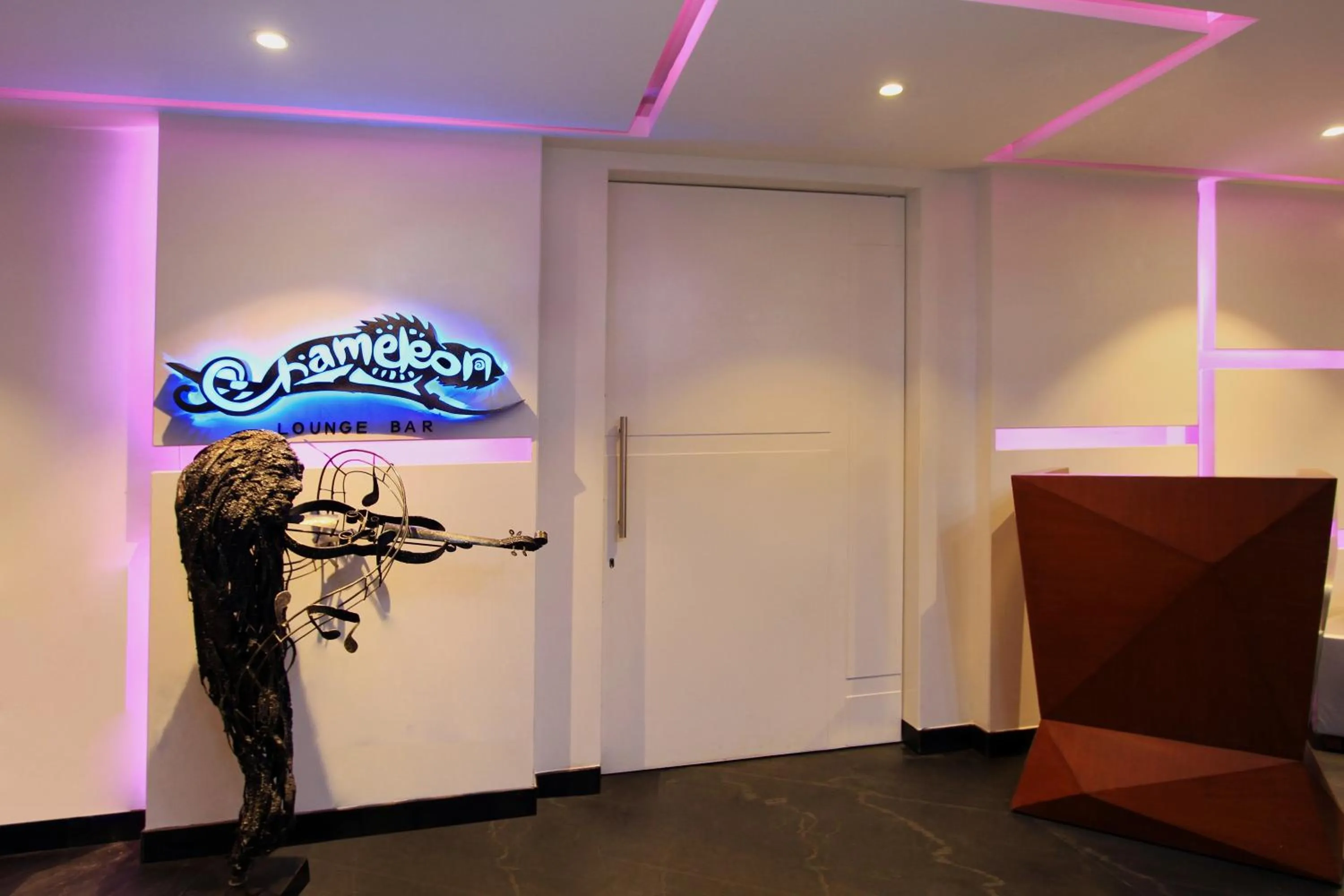 Lounge or bar in Comfort Inn Insys