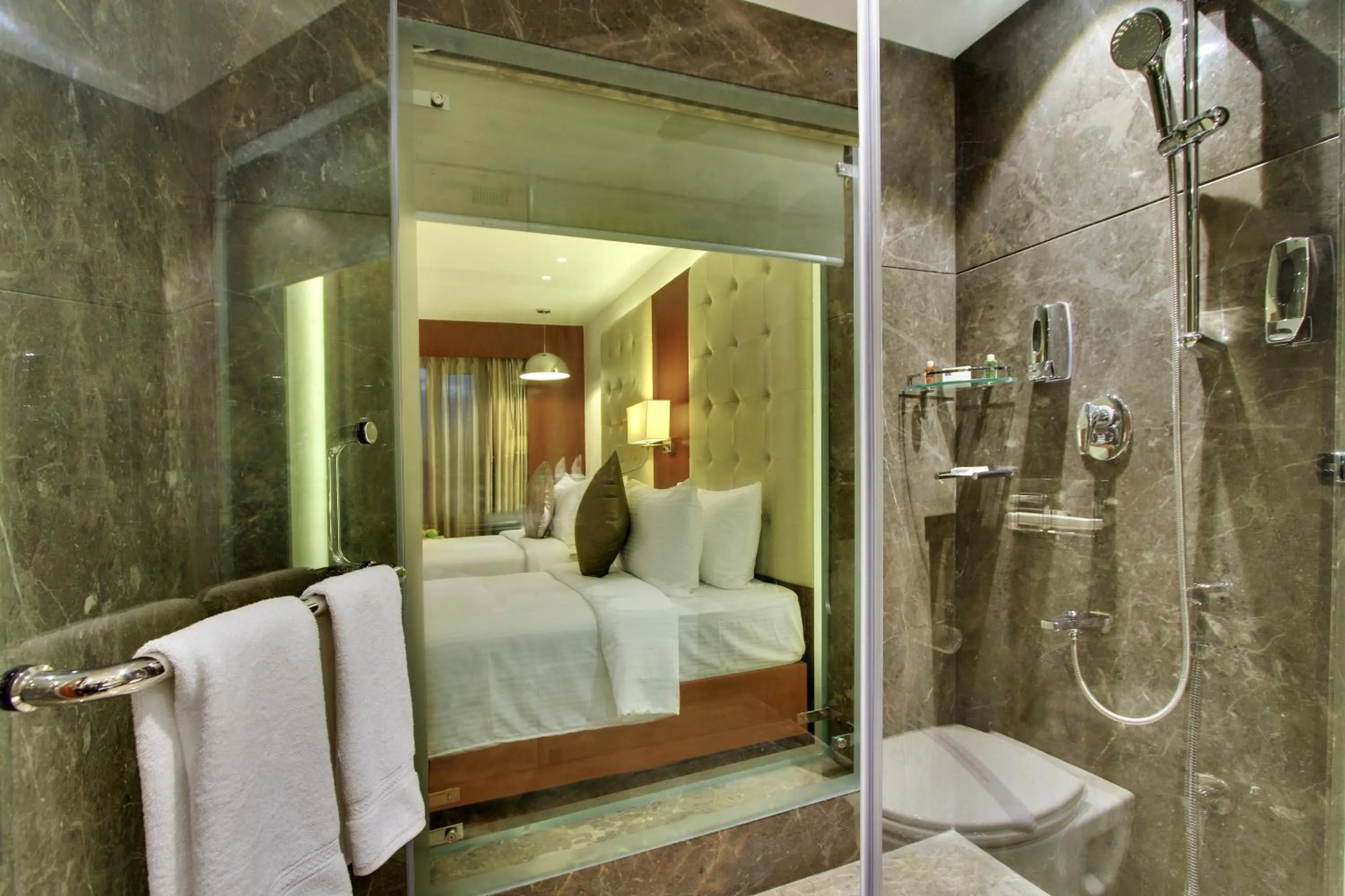 Bathroom, Bed in Comfort Inn Insys