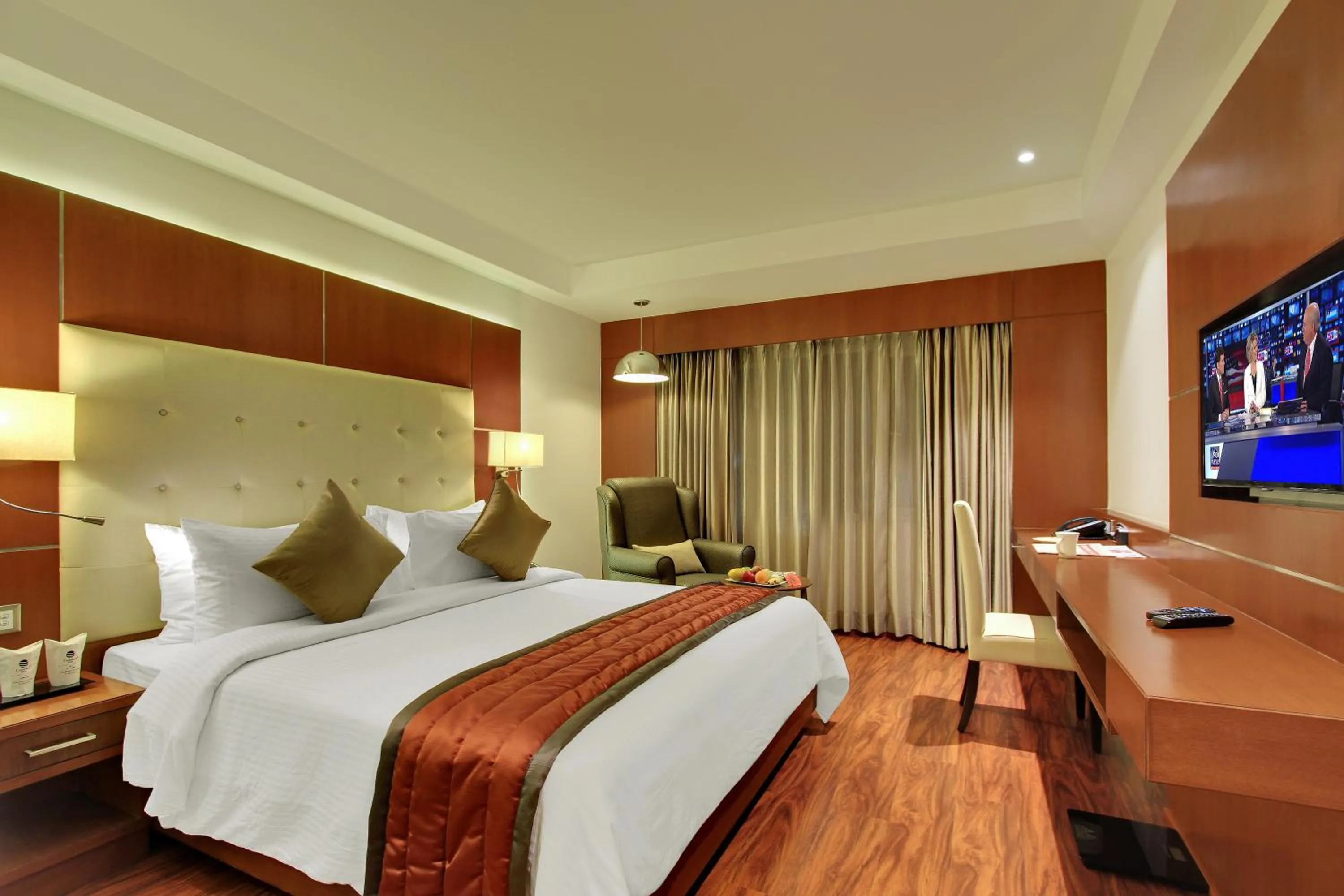 TV and multimedia, Bed in Comfort Inn Insys