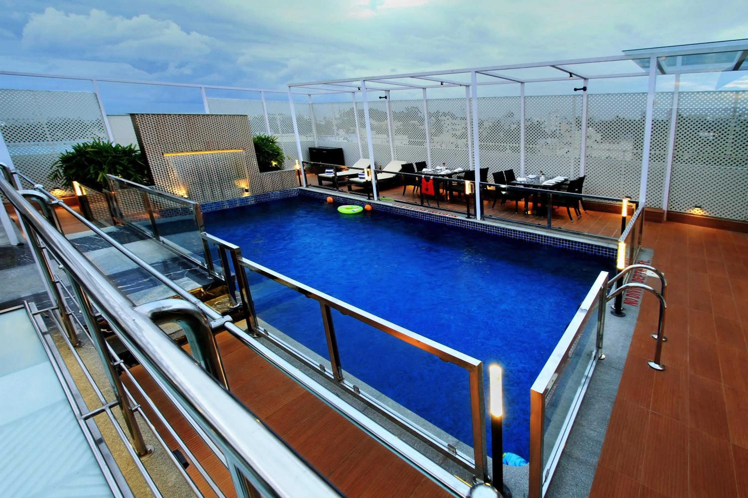 Swimming pool in Comfort Inn Insys