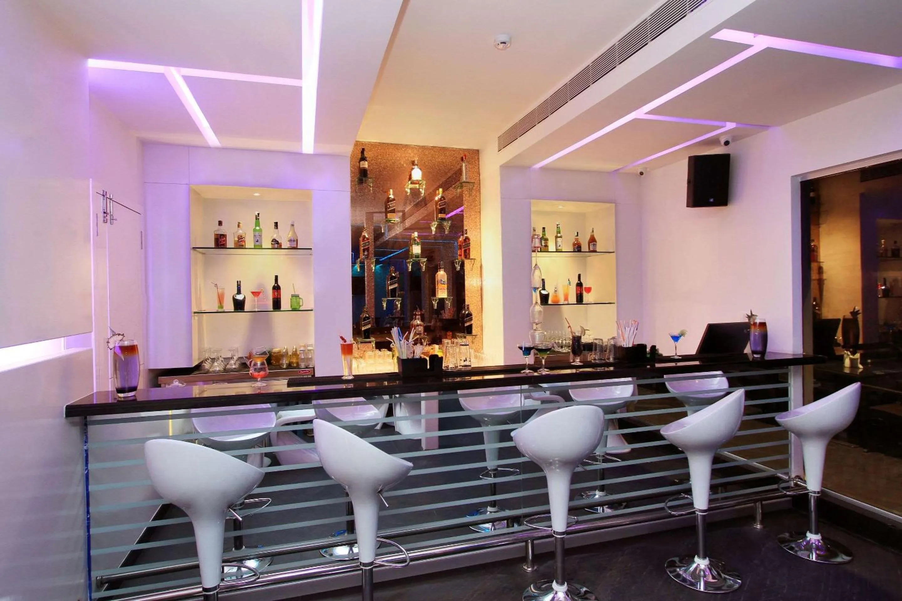 Lounge or bar in Comfort Inn Insys