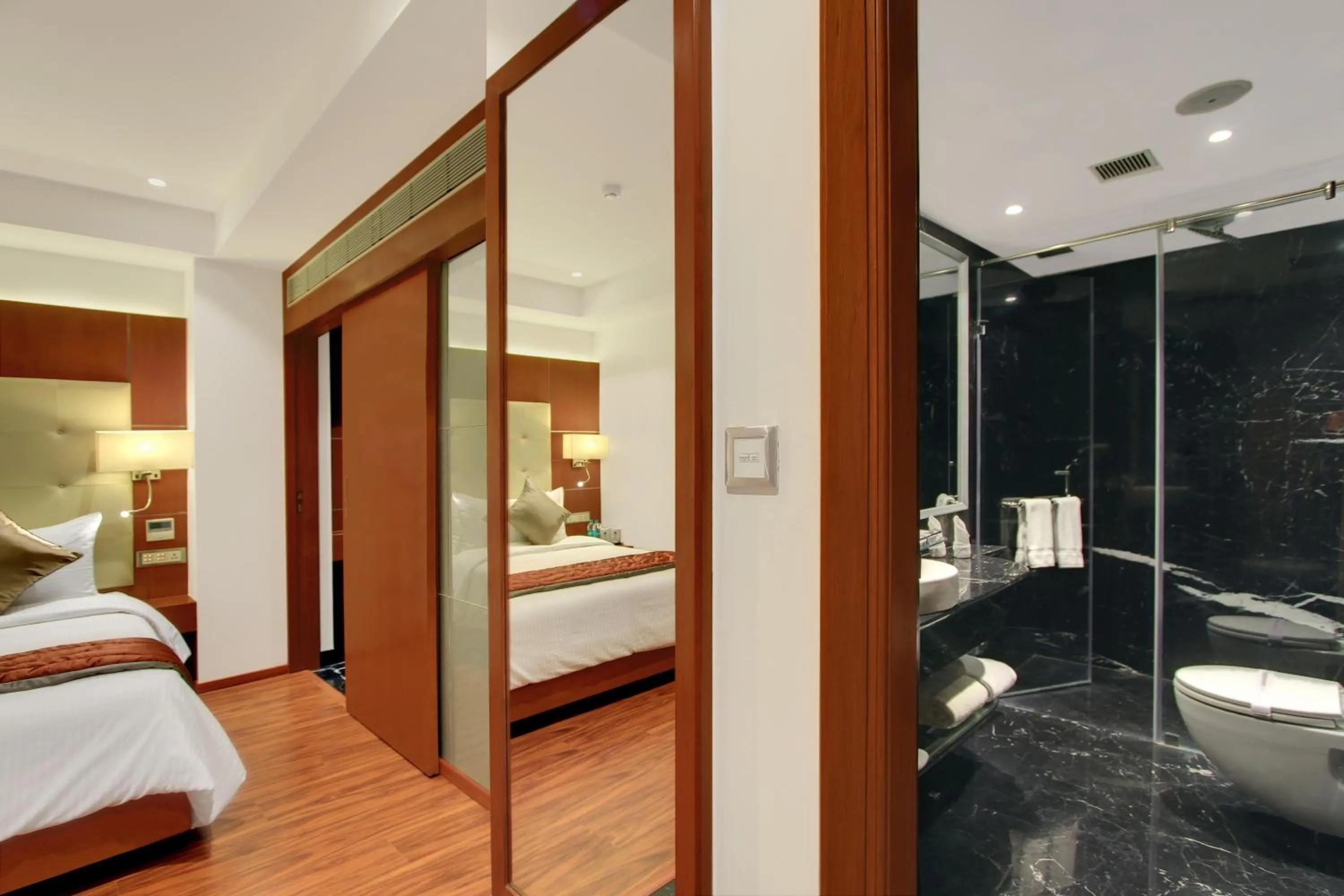 Bathroom, Bed in Comfort Inn Insys