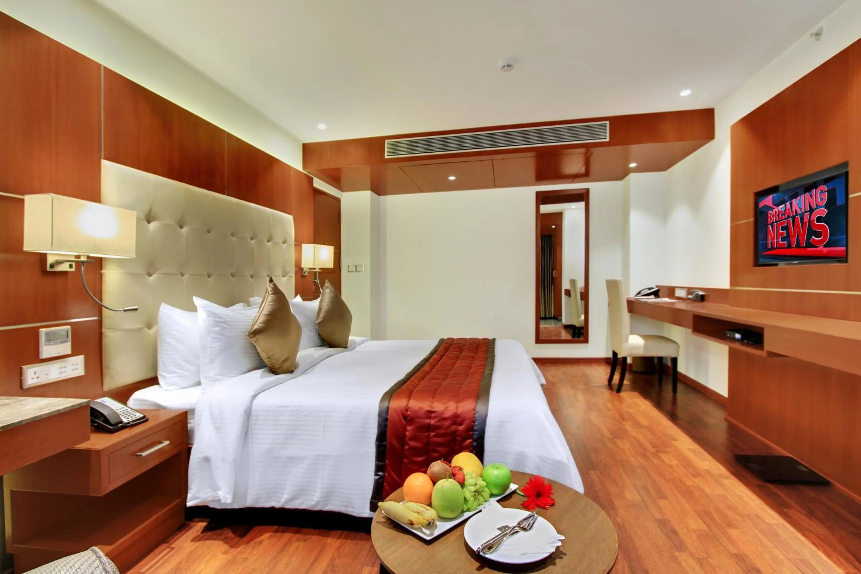 TV and multimedia, Bed in Comfort Inn Insys