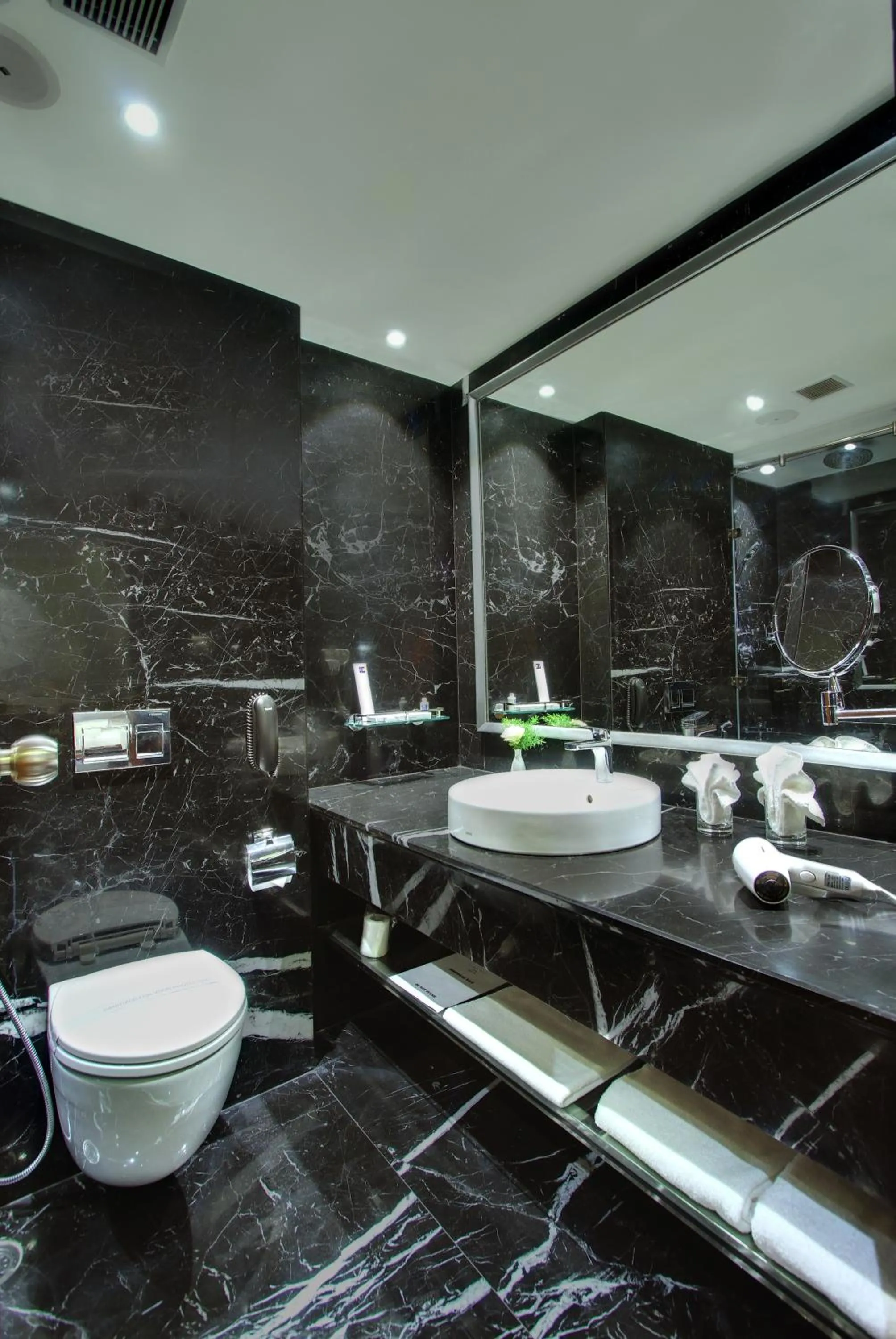 Bathroom in Comfort Inn Insys