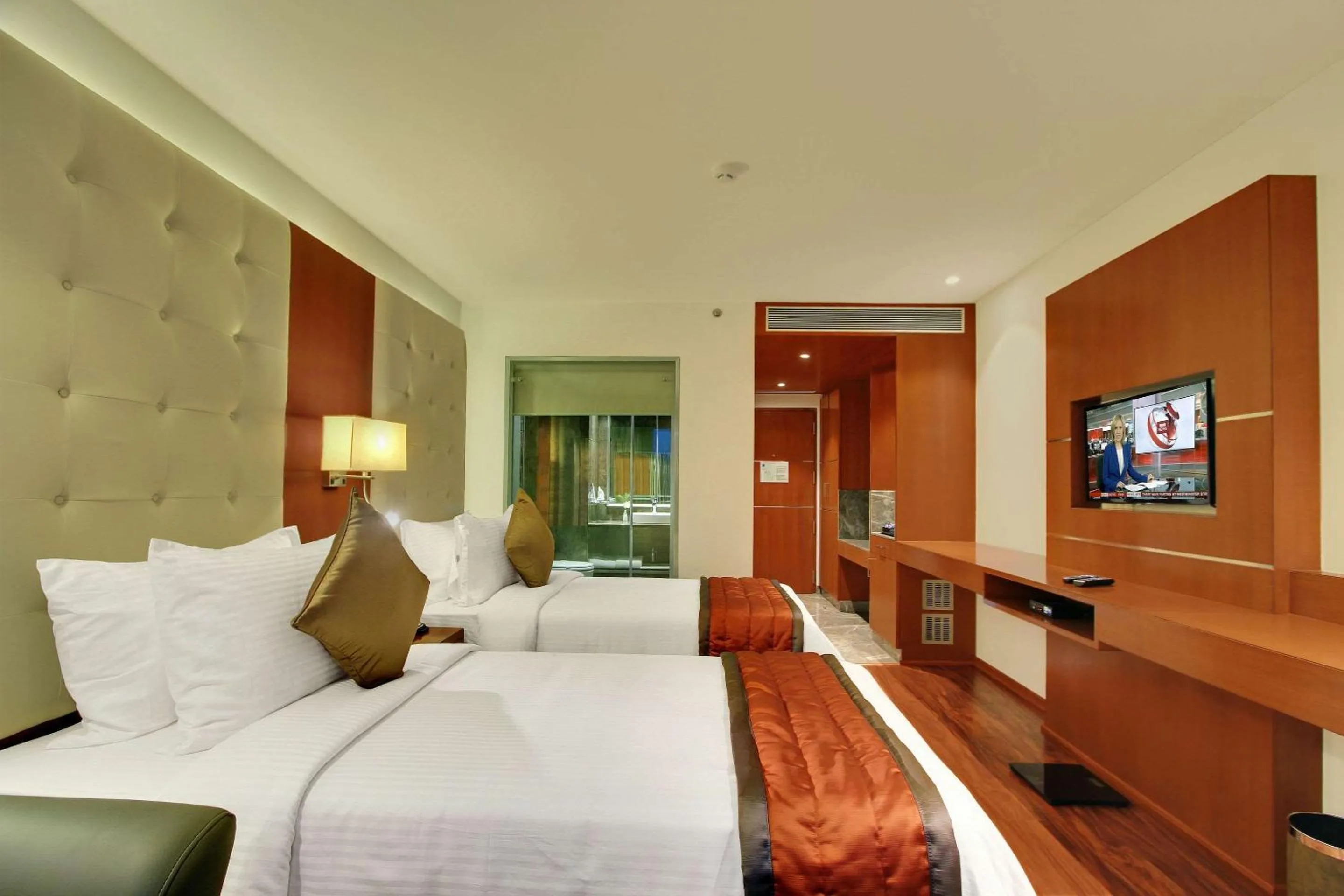 Photo of the whole room, Bed in Comfort Inn Insys