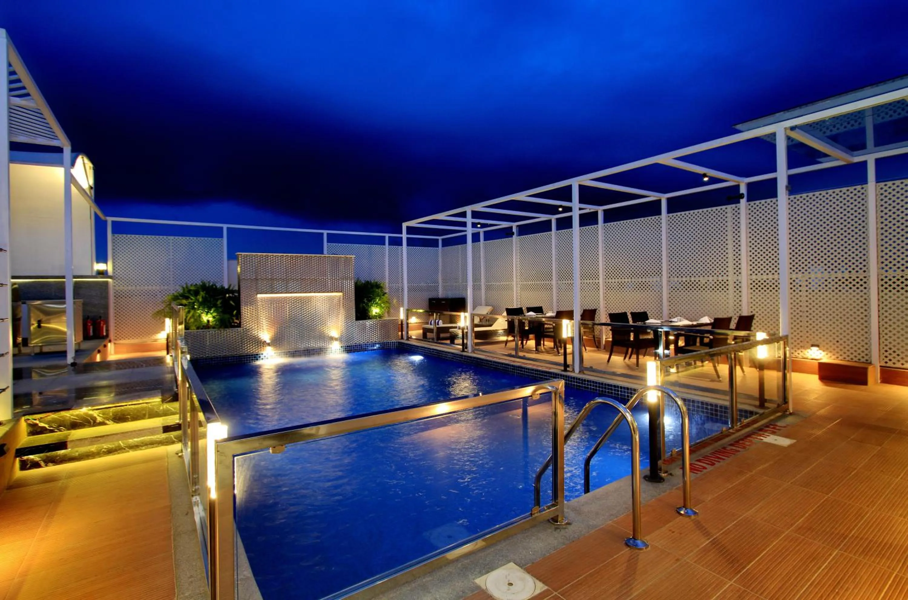 Swimming pool in Comfort Inn Insys