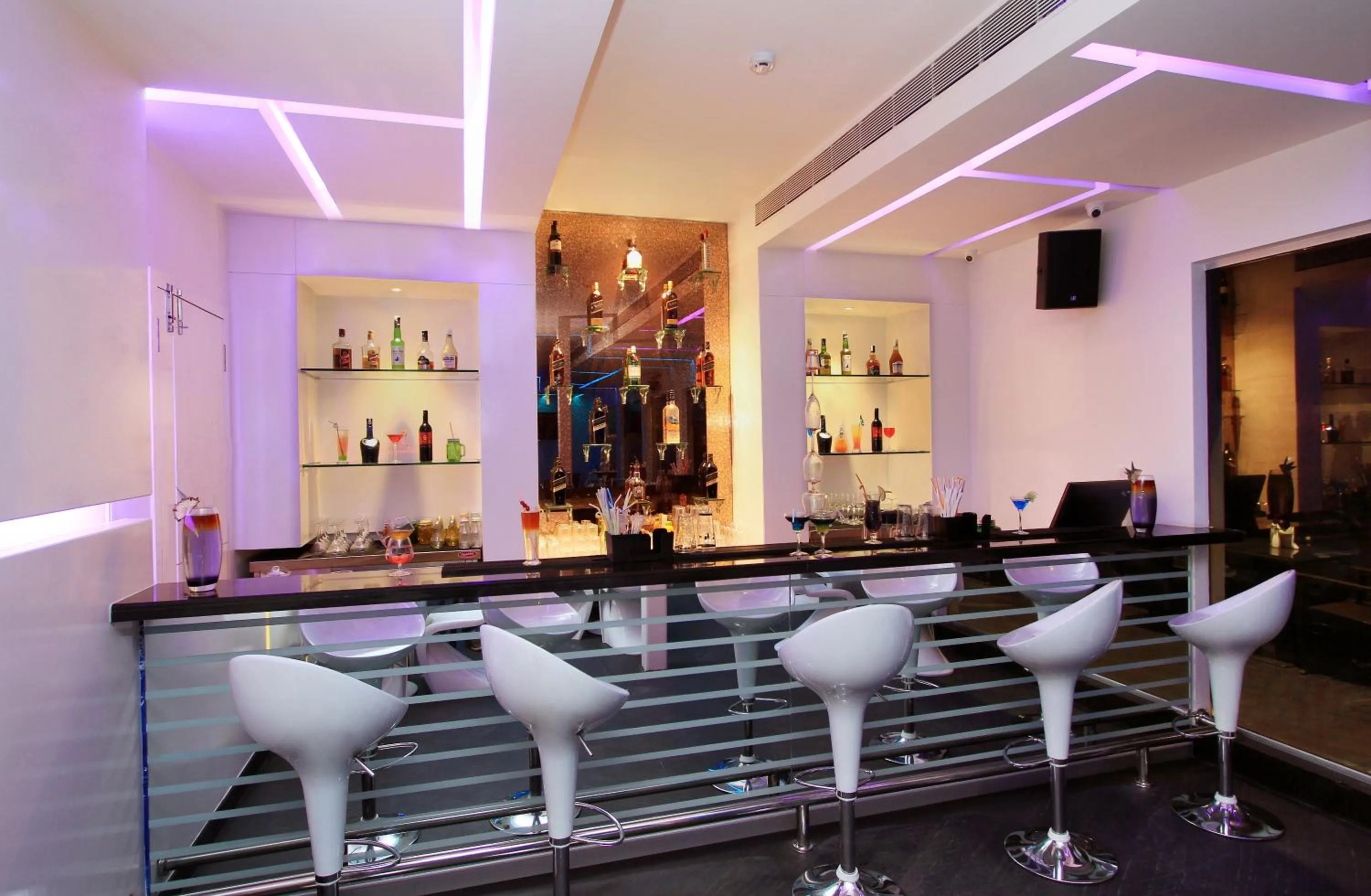 Lounge or bar in Comfort Inn Insys