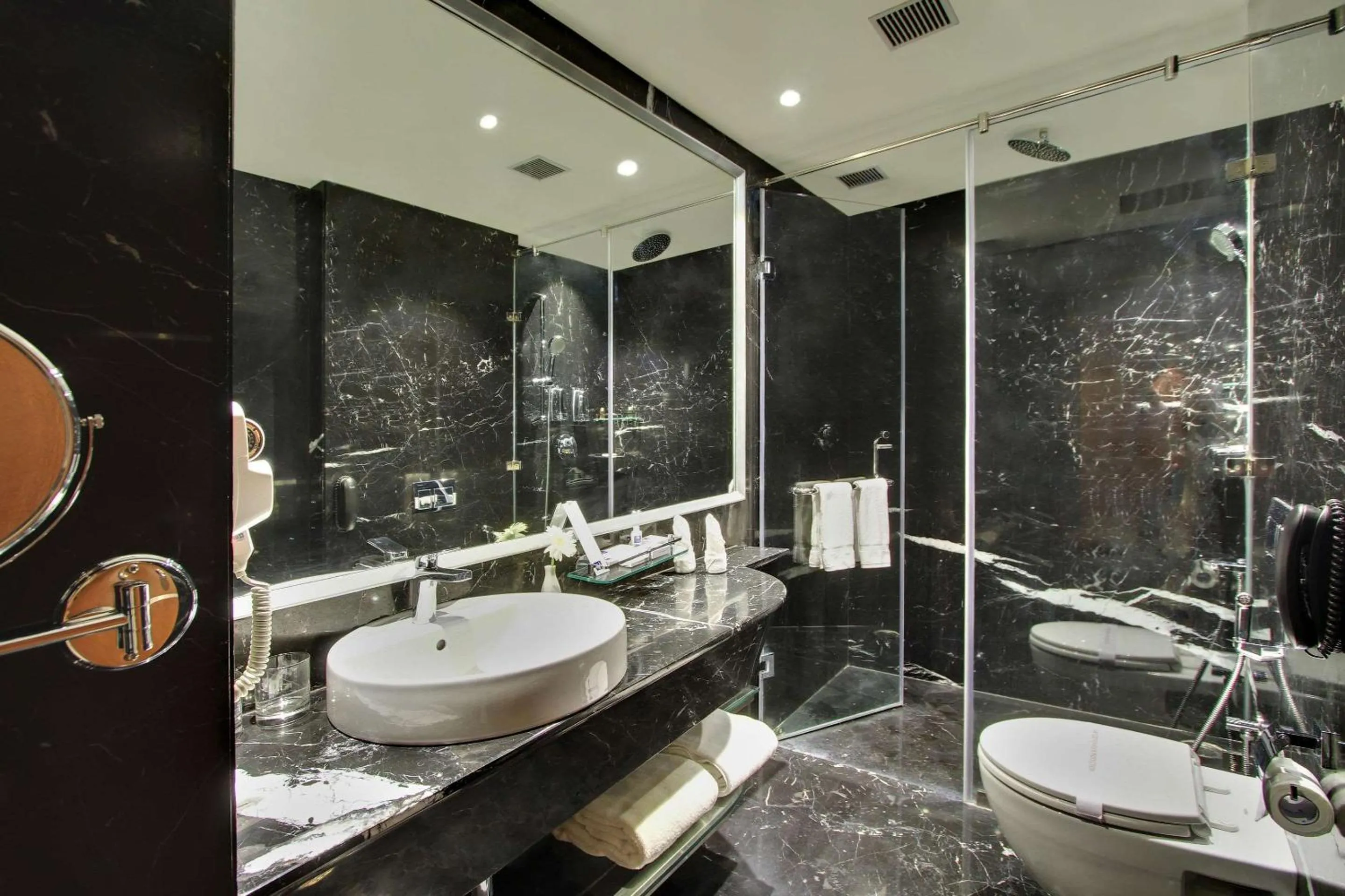 Photo of the whole room in Comfort Inn Insys