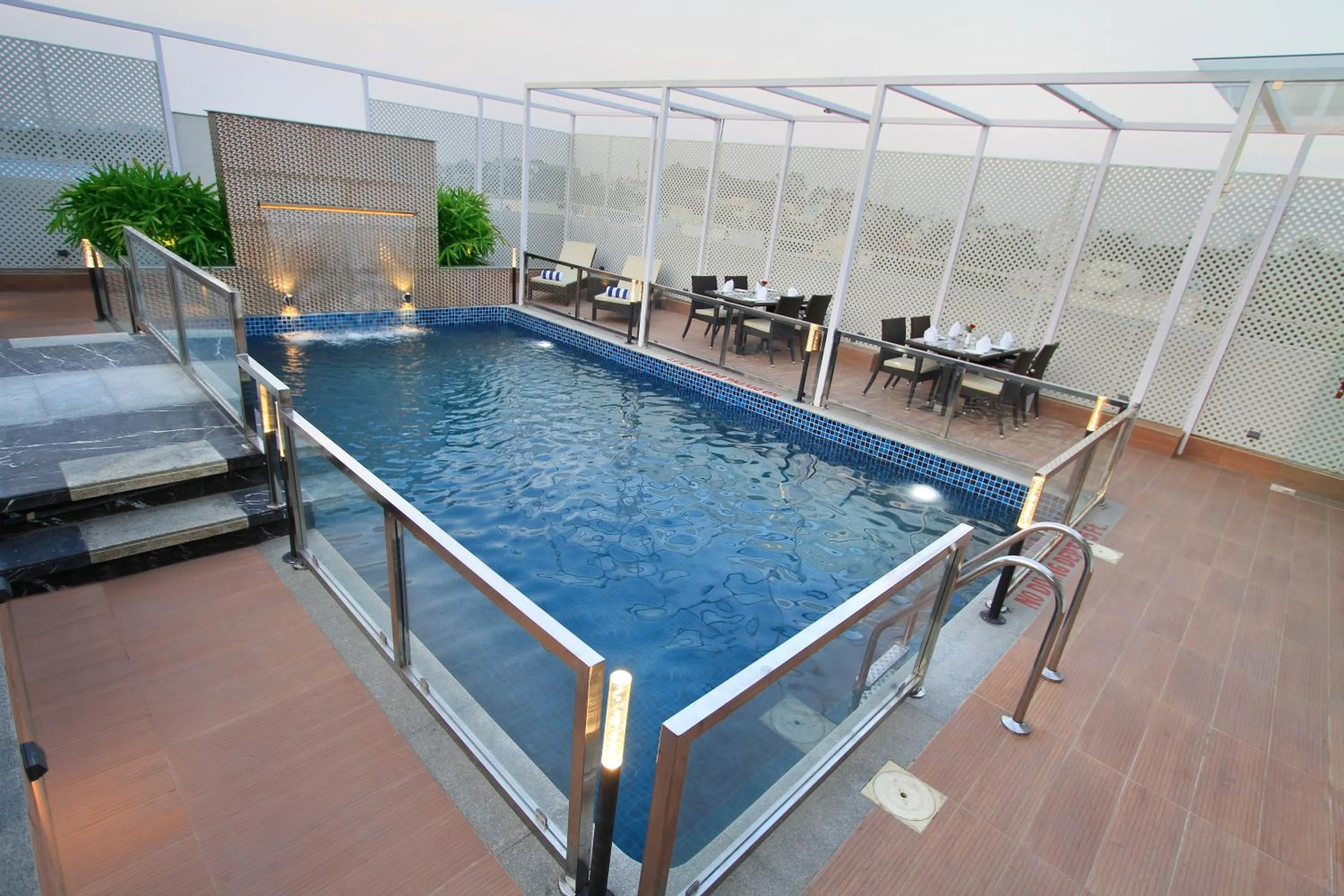 Swimming pool in Comfort Inn Insys