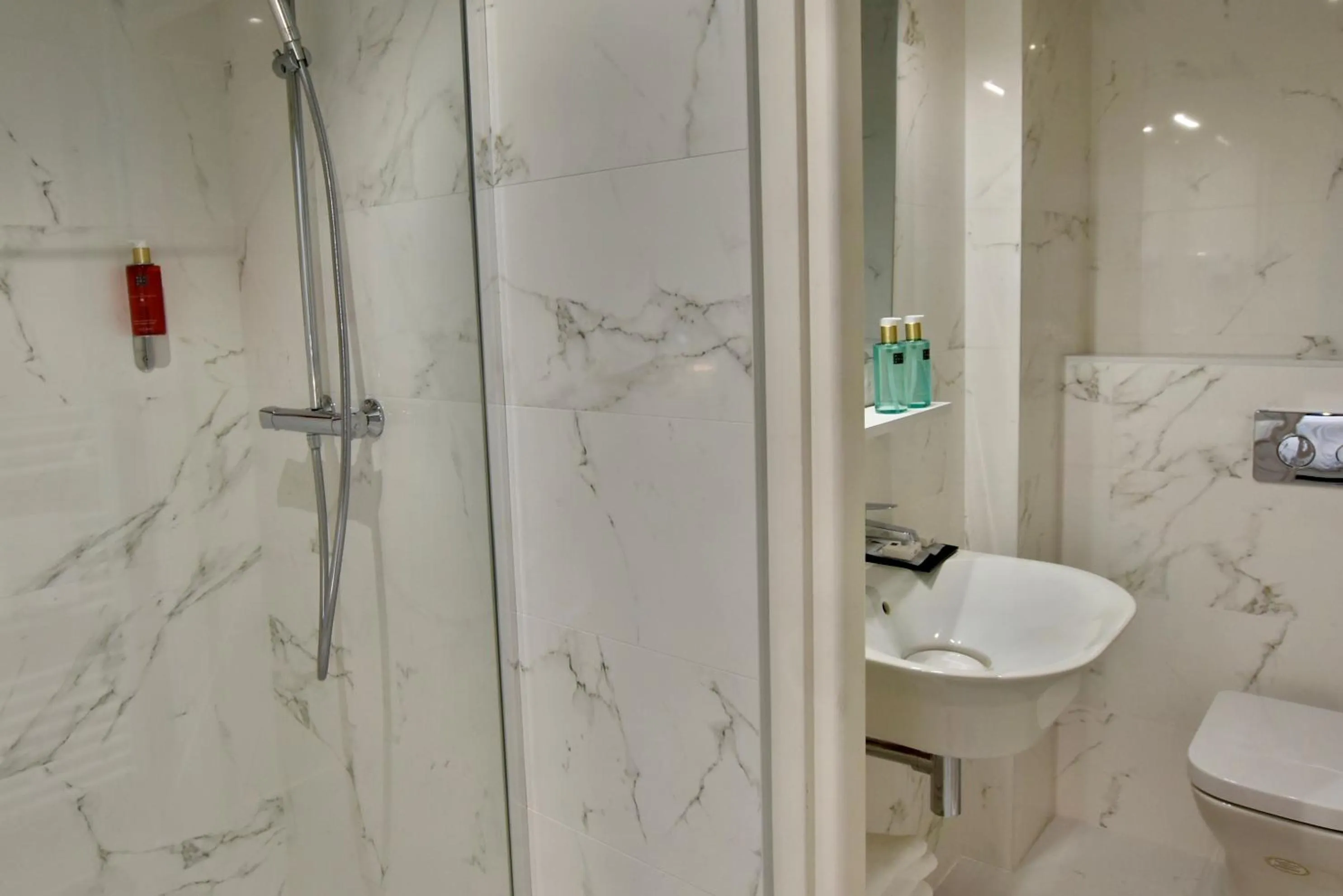 Shower in Hôtel Escale Oceania Lorient