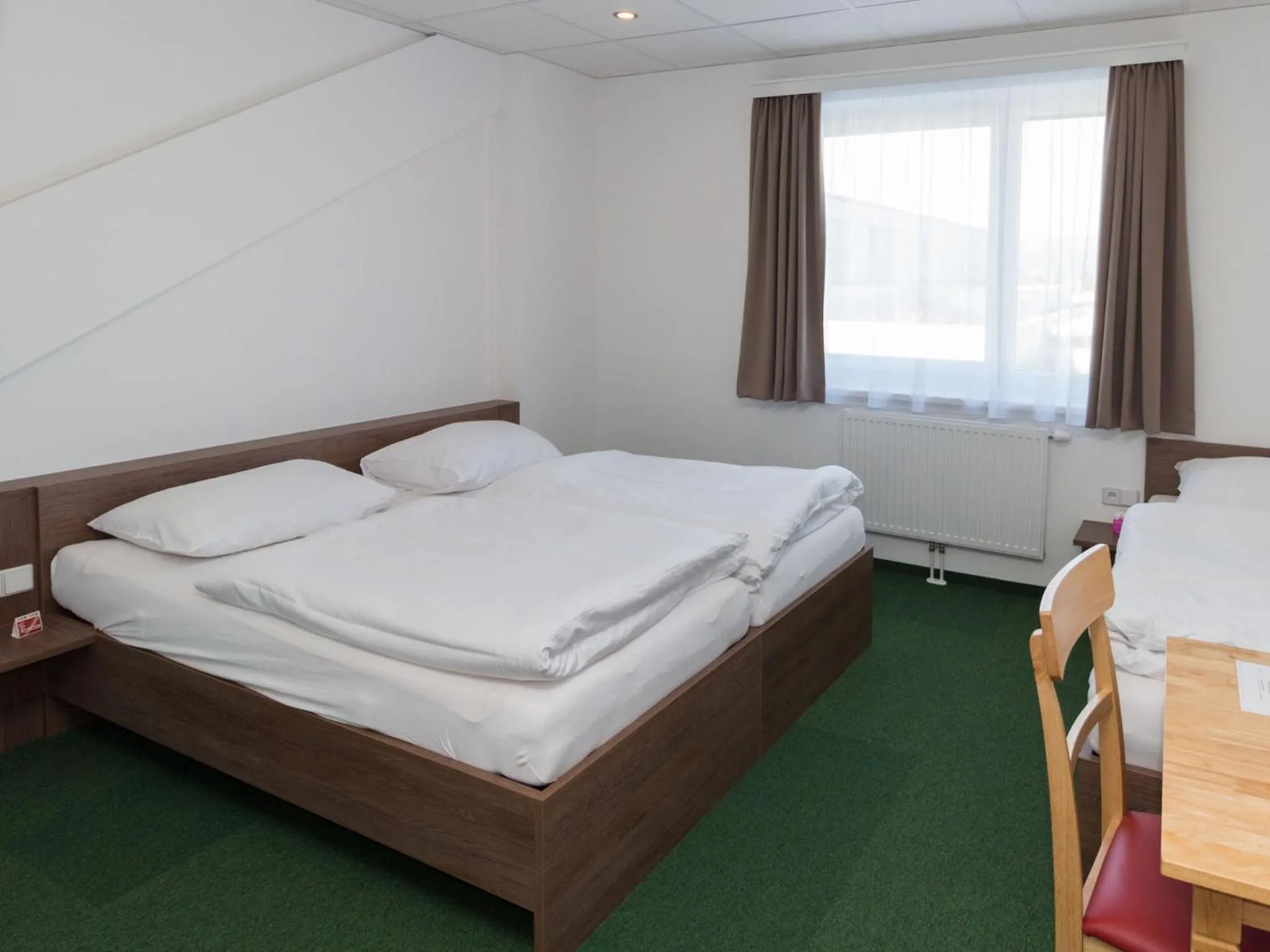 Photo of the whole room, Bed in WinBudget "bed&breakfast"