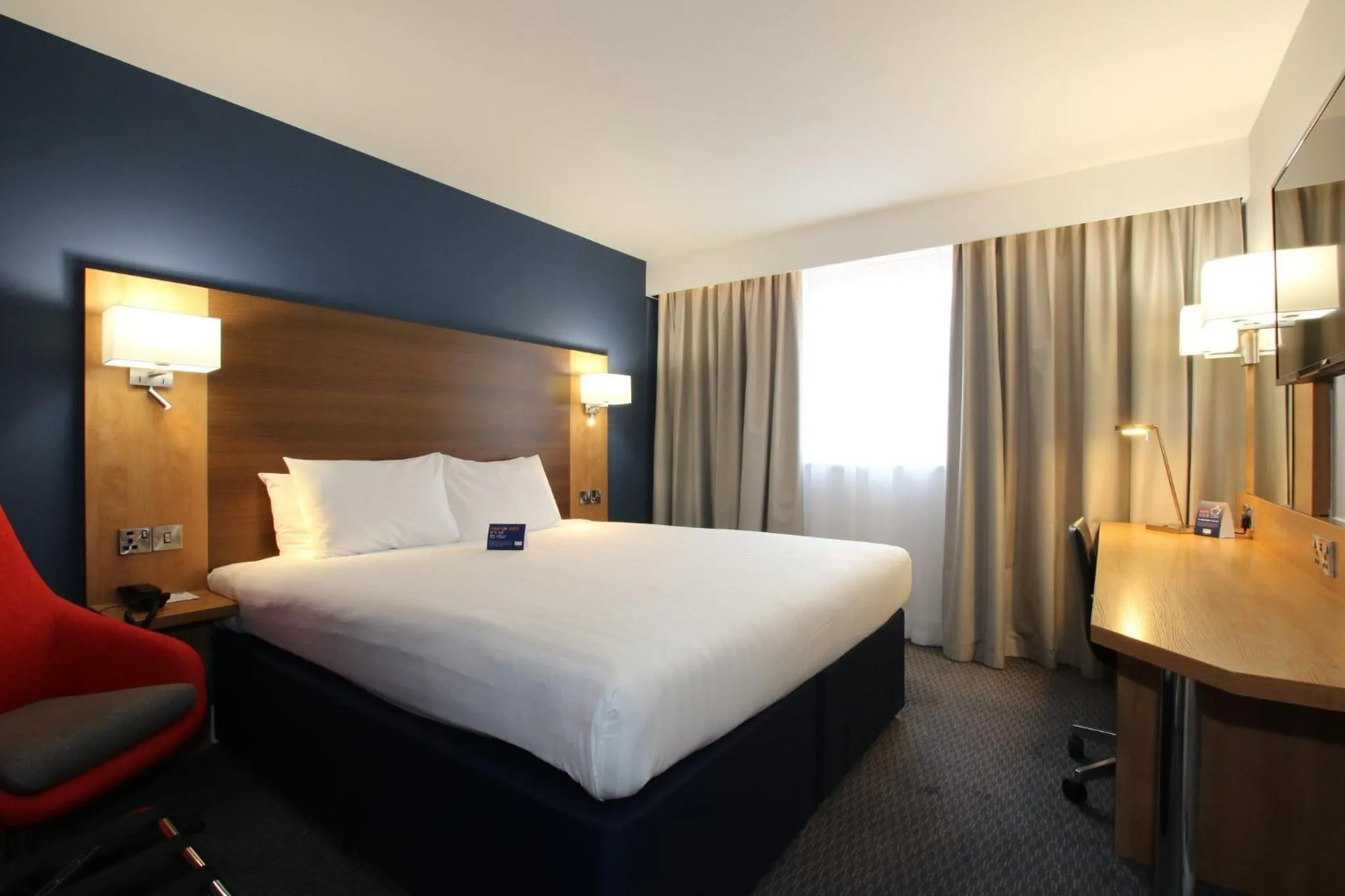 Photo of the whole room, Bed in Holiday Inn Express Nuneaton by IHG