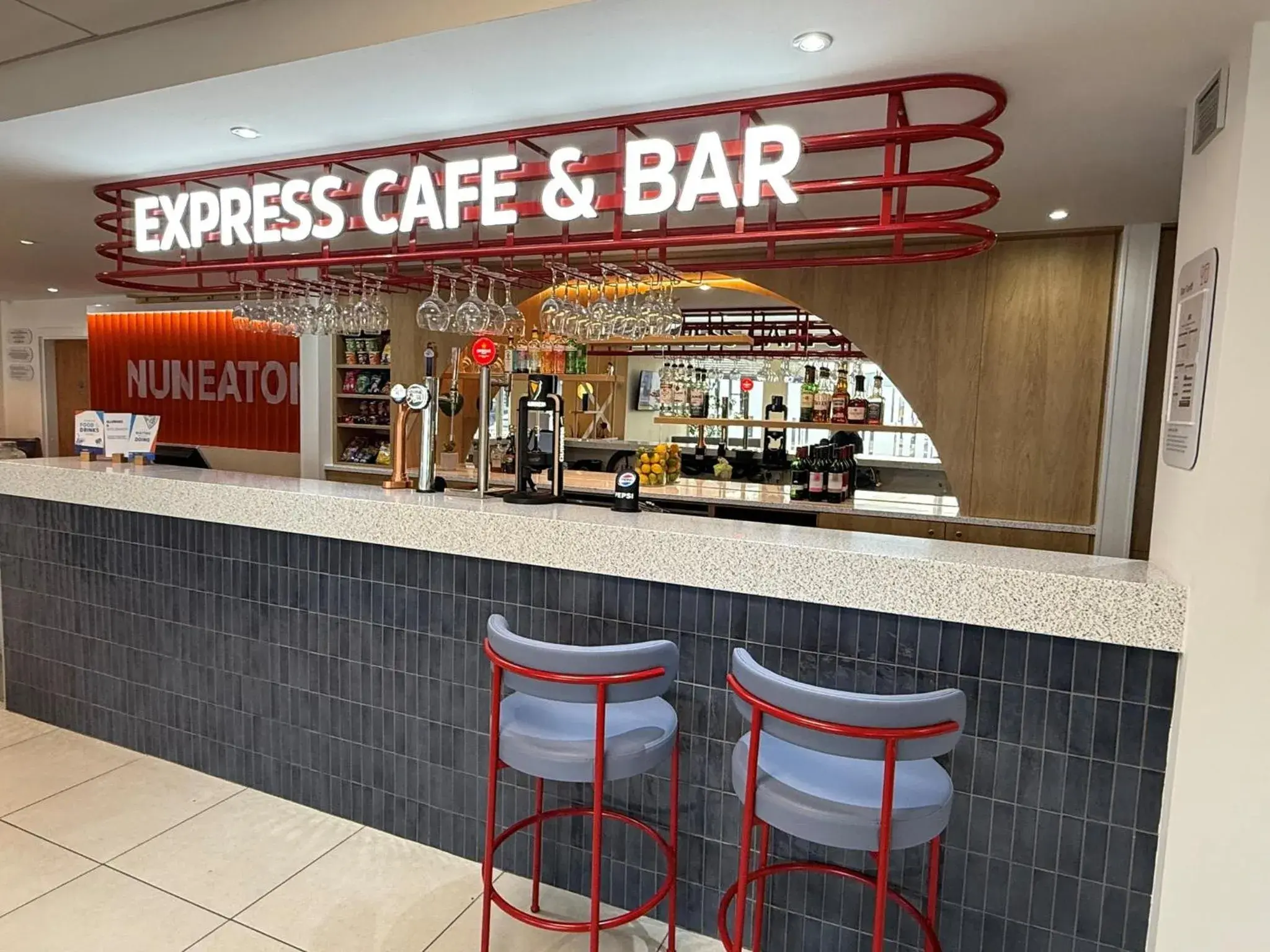 Lounge or bar in Holiday Inn Express Nuneaton by IHG Lounge or bar in Holiday Inn Express Nuneaton by IHG