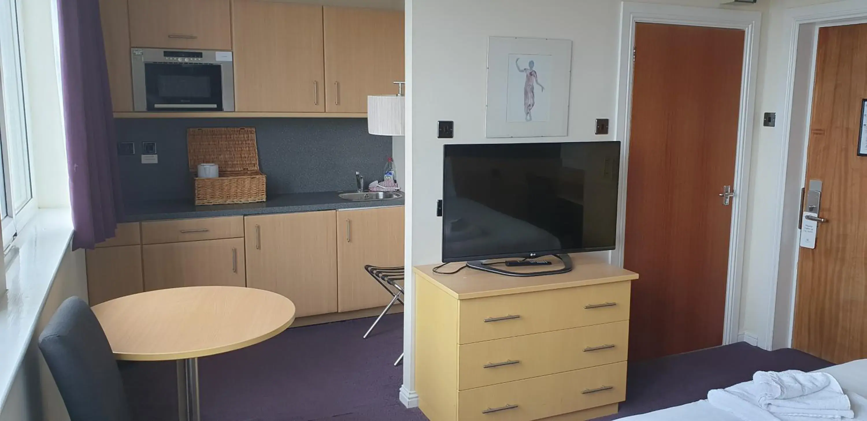 TV/Entertainment Center in Sure Hotel by Best Western Aberdeen