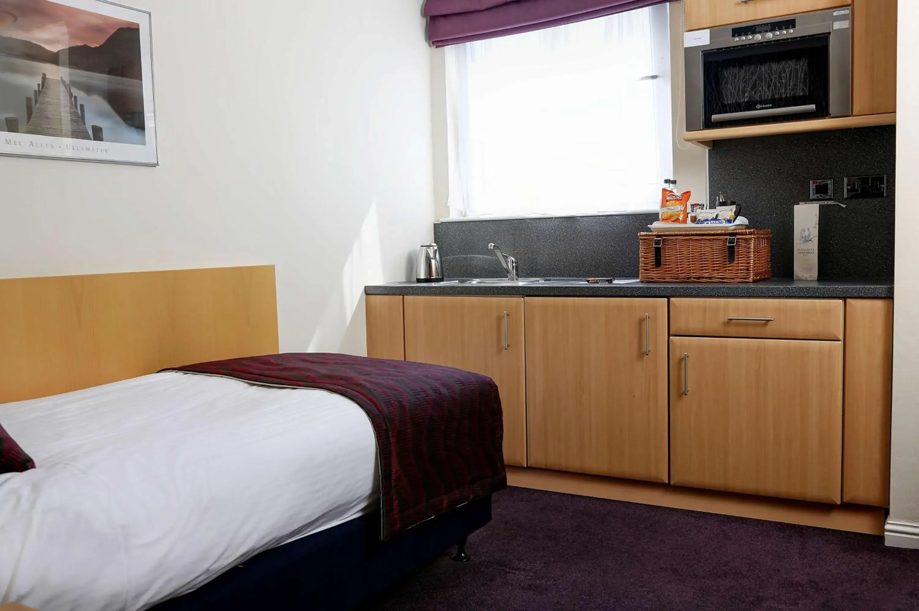 Photo of the whole room, Kitchen/Kitchenette in Sure Hotel by Best Western Aberdeen