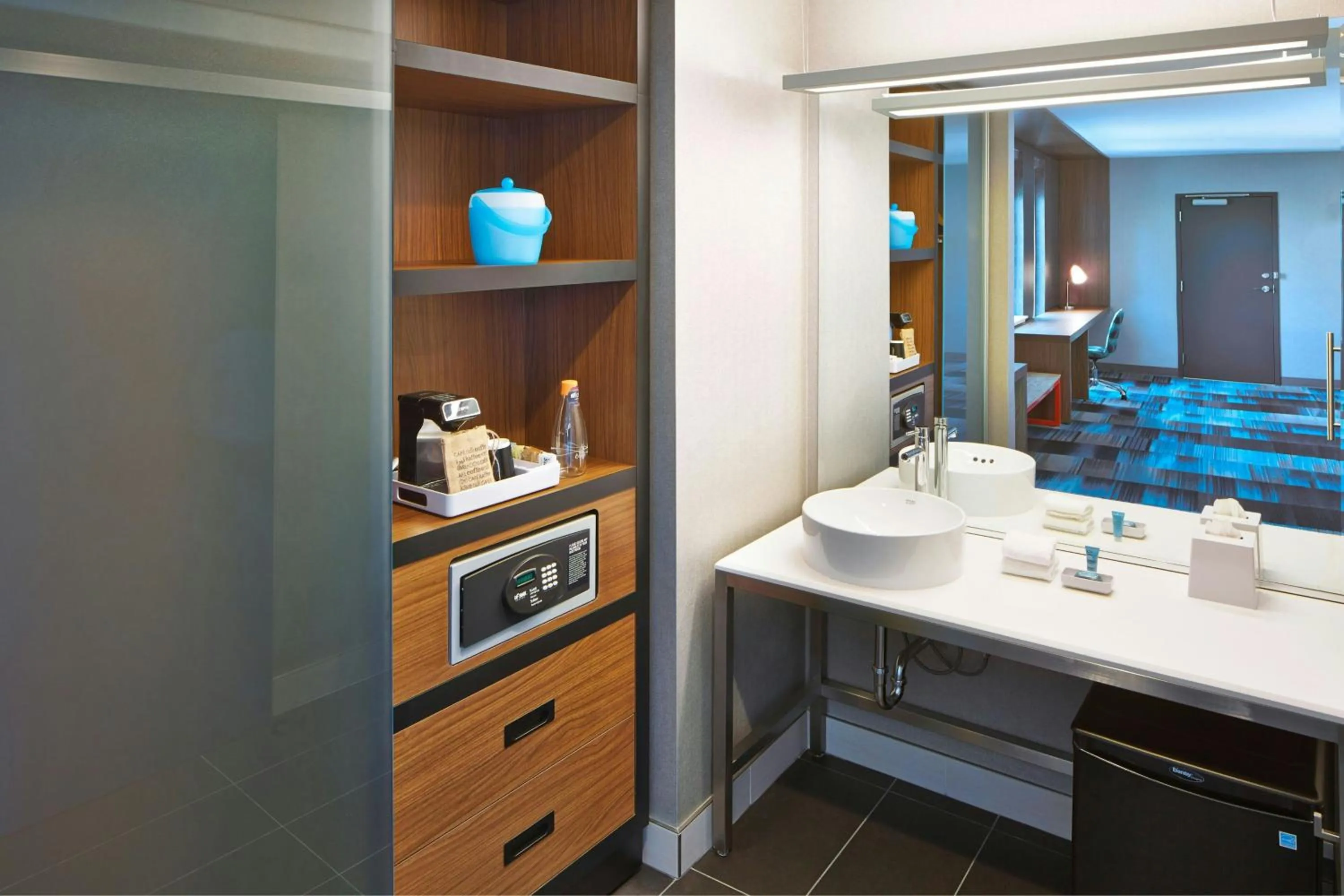 Photo of the whole room in Aloft Seattle Redmond