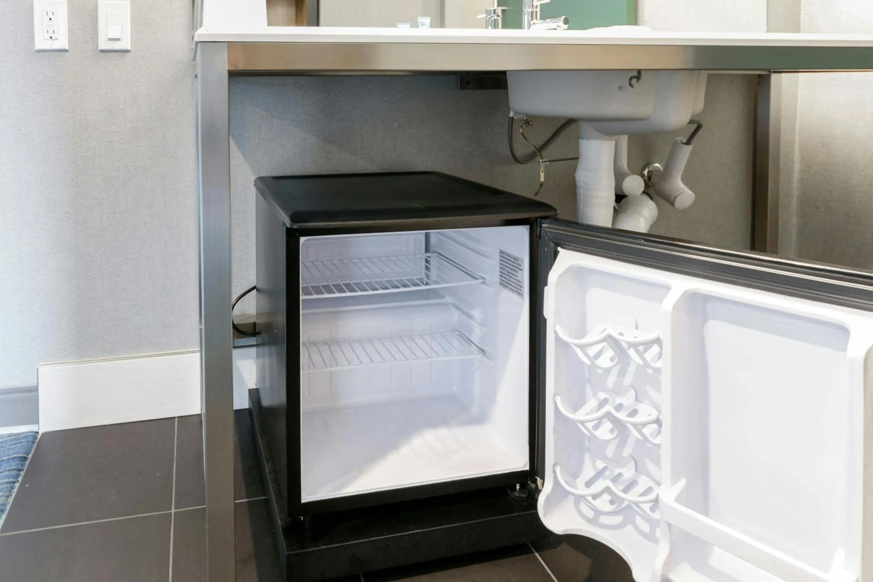 Photo of the whole room in Aloft Seattle Redmond