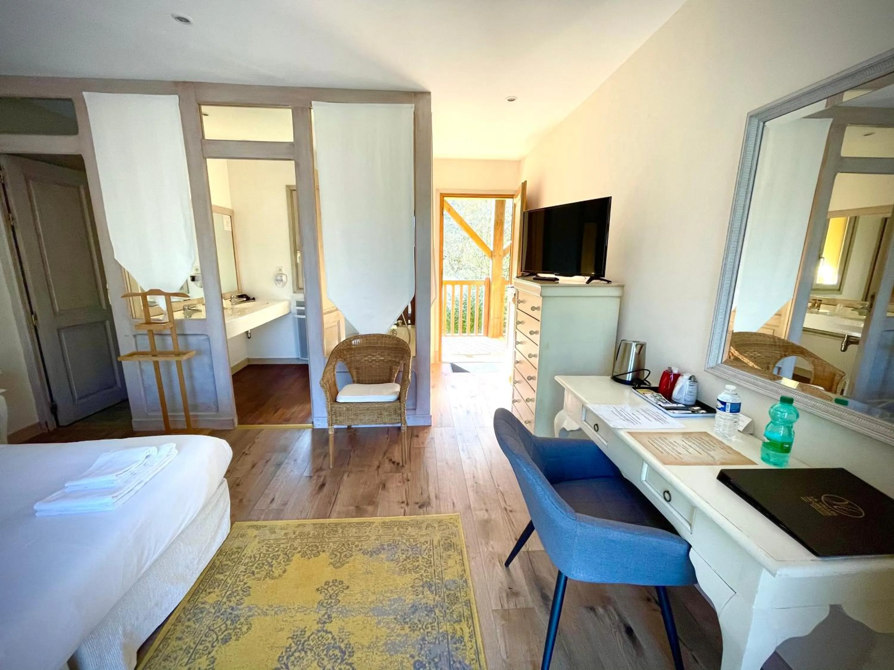 Photo of the whole room, Bed in Domaine Du Moulin Vallée Heureuse