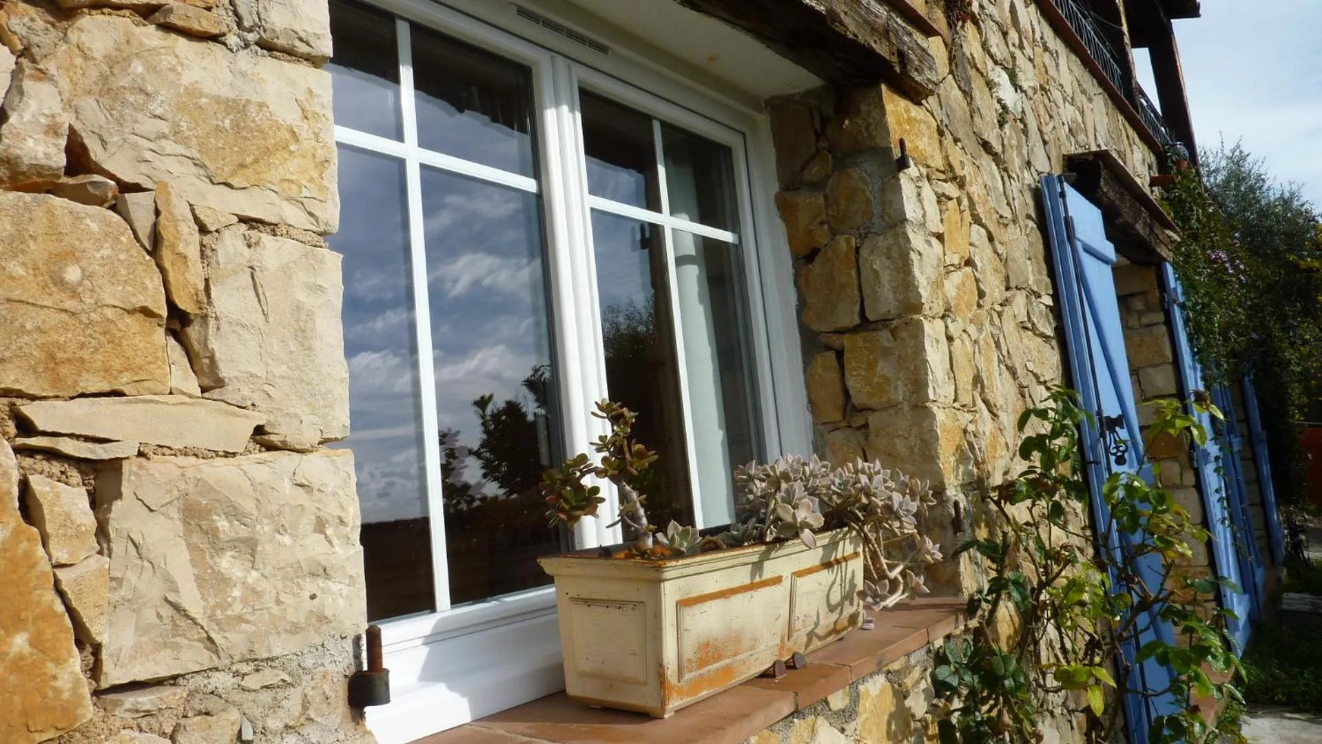 Garden view in Lou Candelou