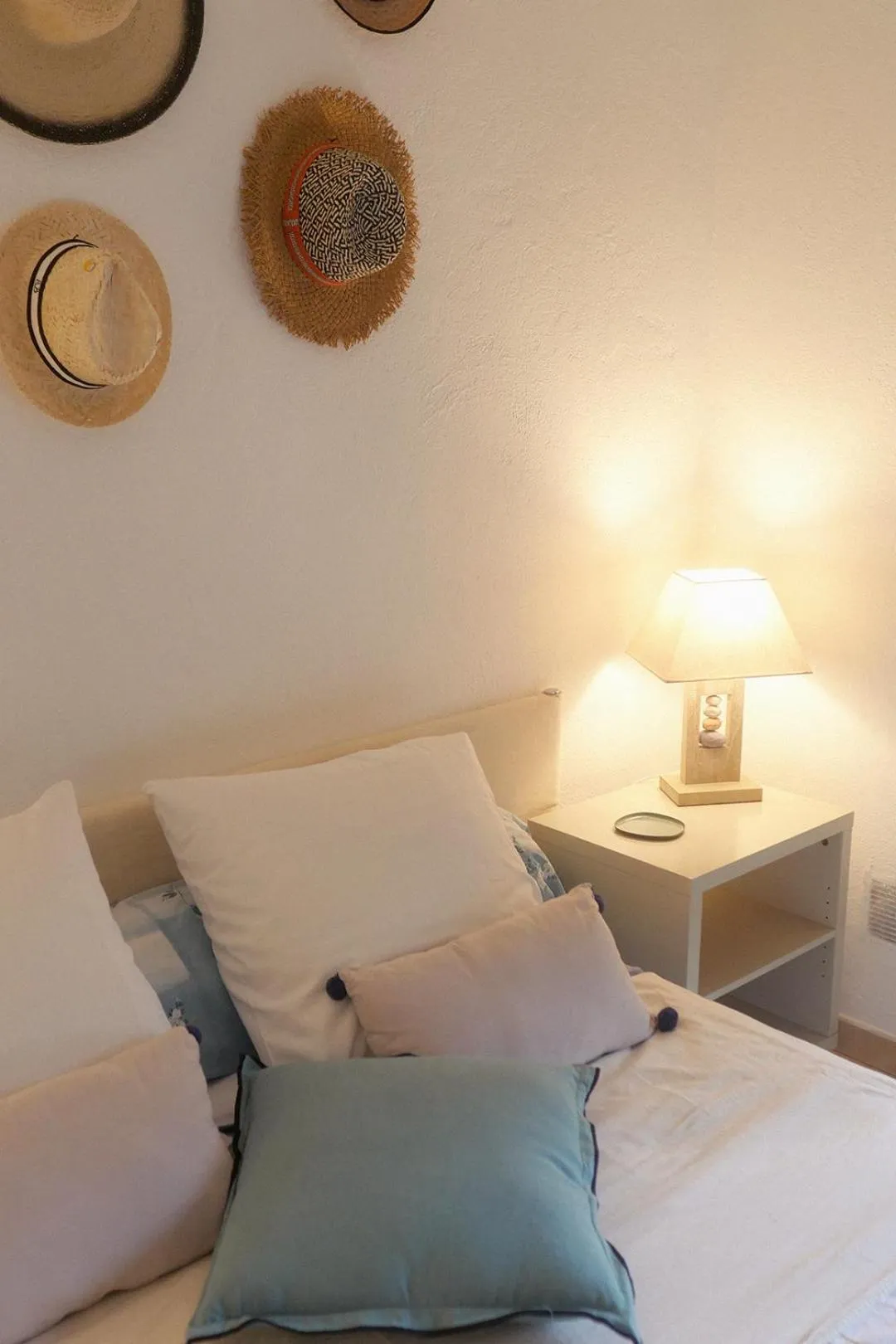 Photo of the whole room, Bed in Lou Candelou