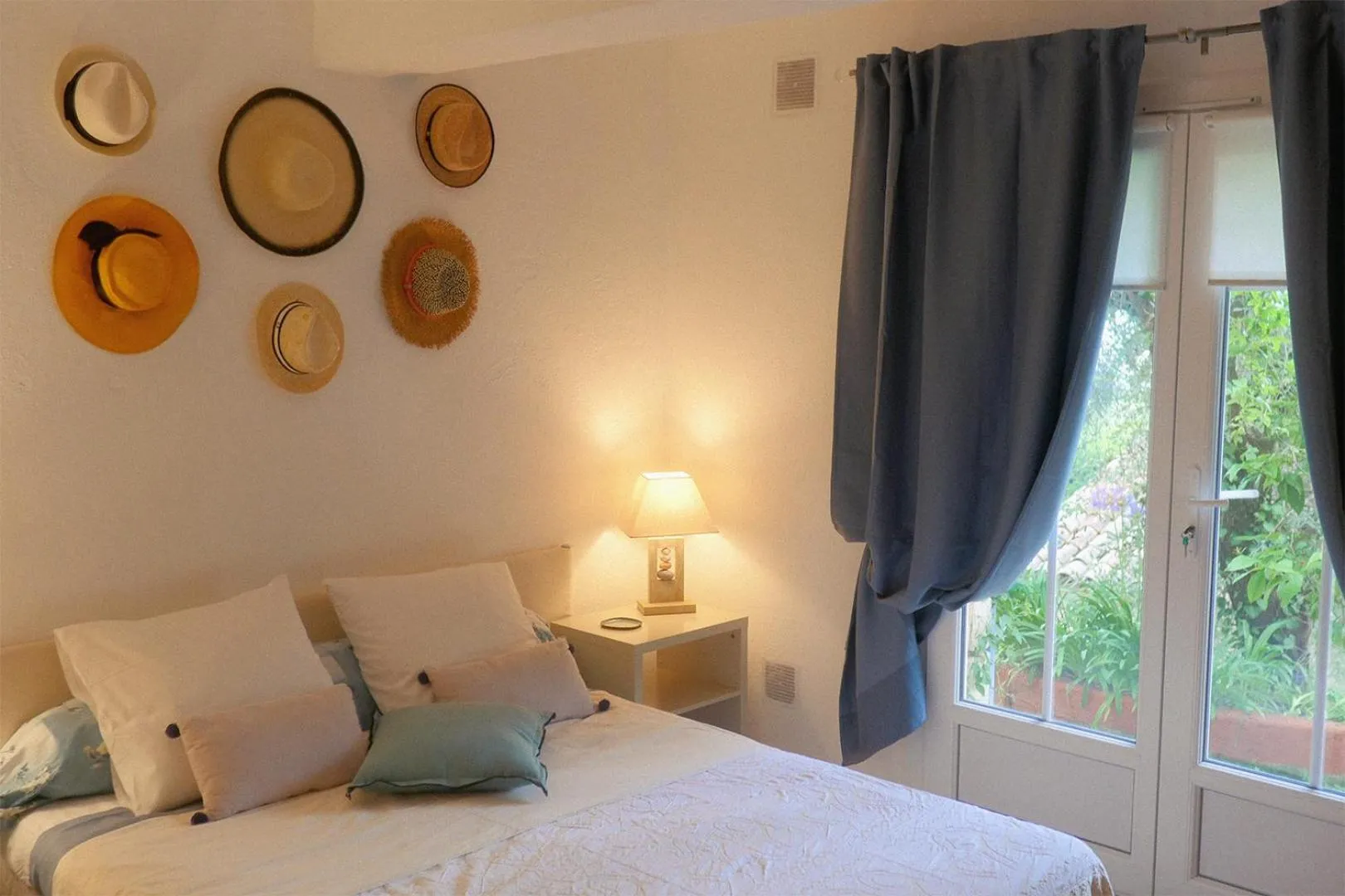 Bedroom, Bed in Lou Candelou