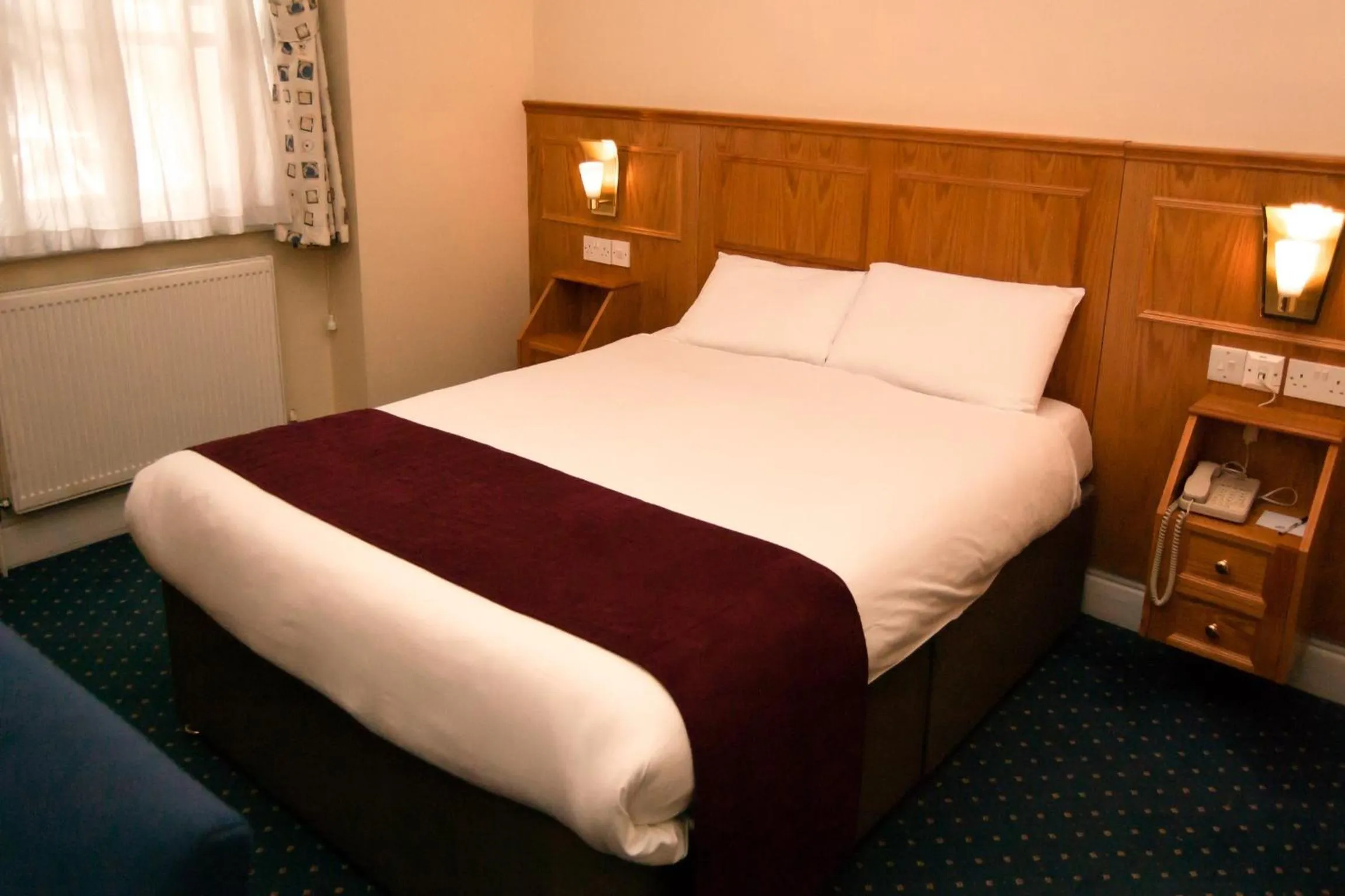 Bedroom, Bed in Days Inn Hyde Park