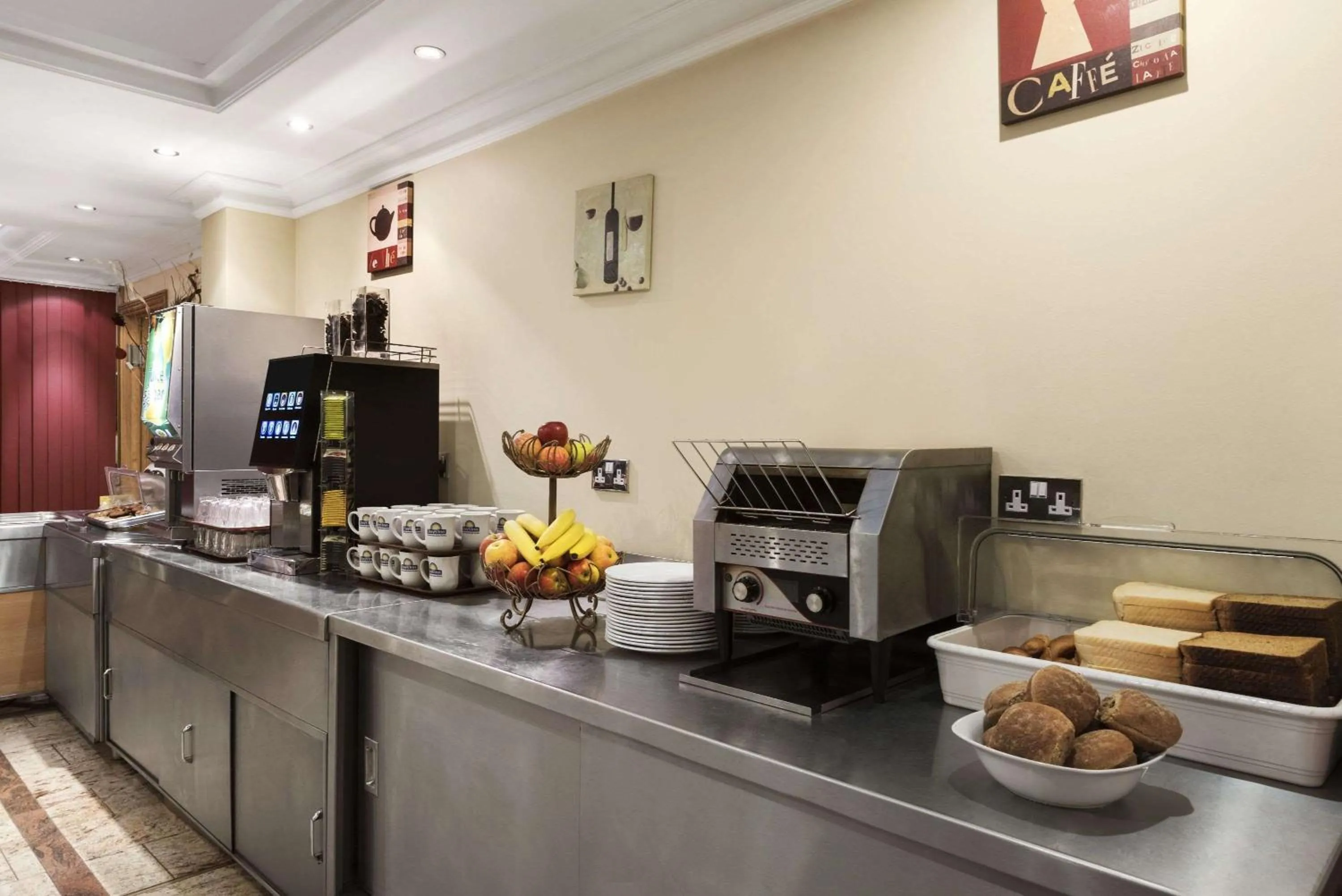 Restaurant/places to eat in Days Inn Hyde Park