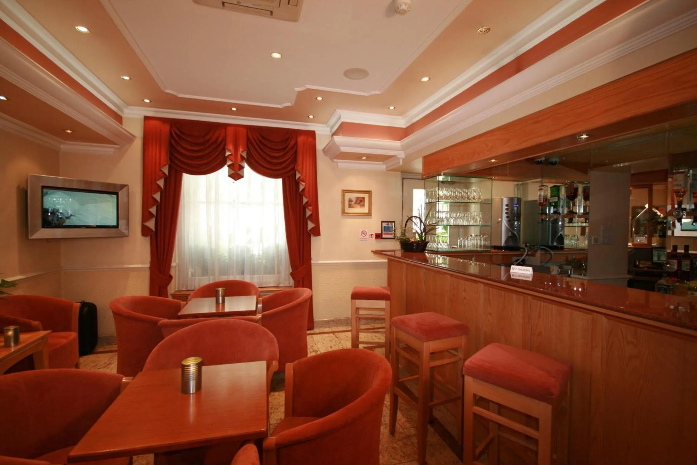 Lounge or bar in Days Inn Hyde Park