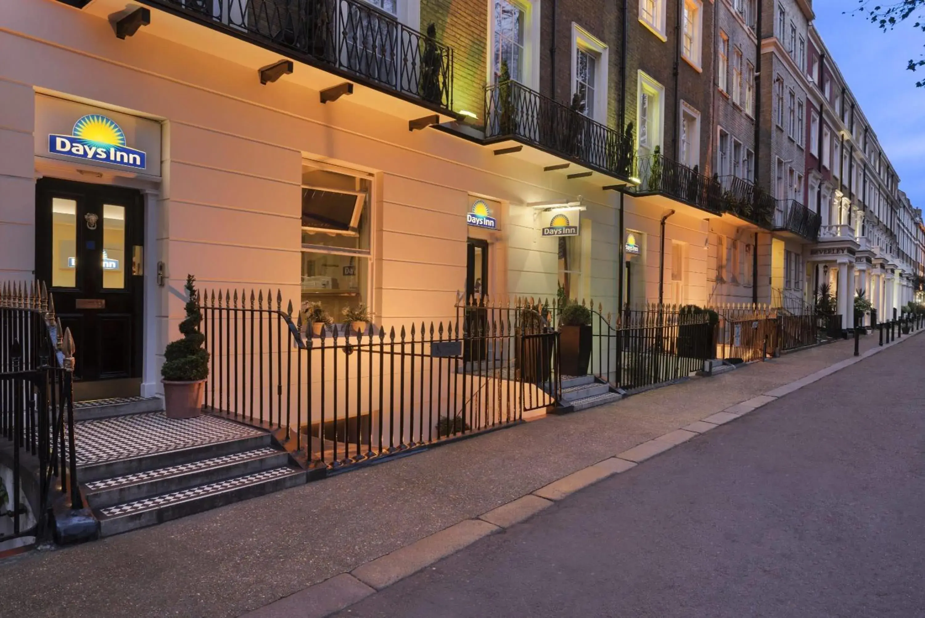 Property building in Days Inn Hyde Park Property building in Days Inn Hyde Park