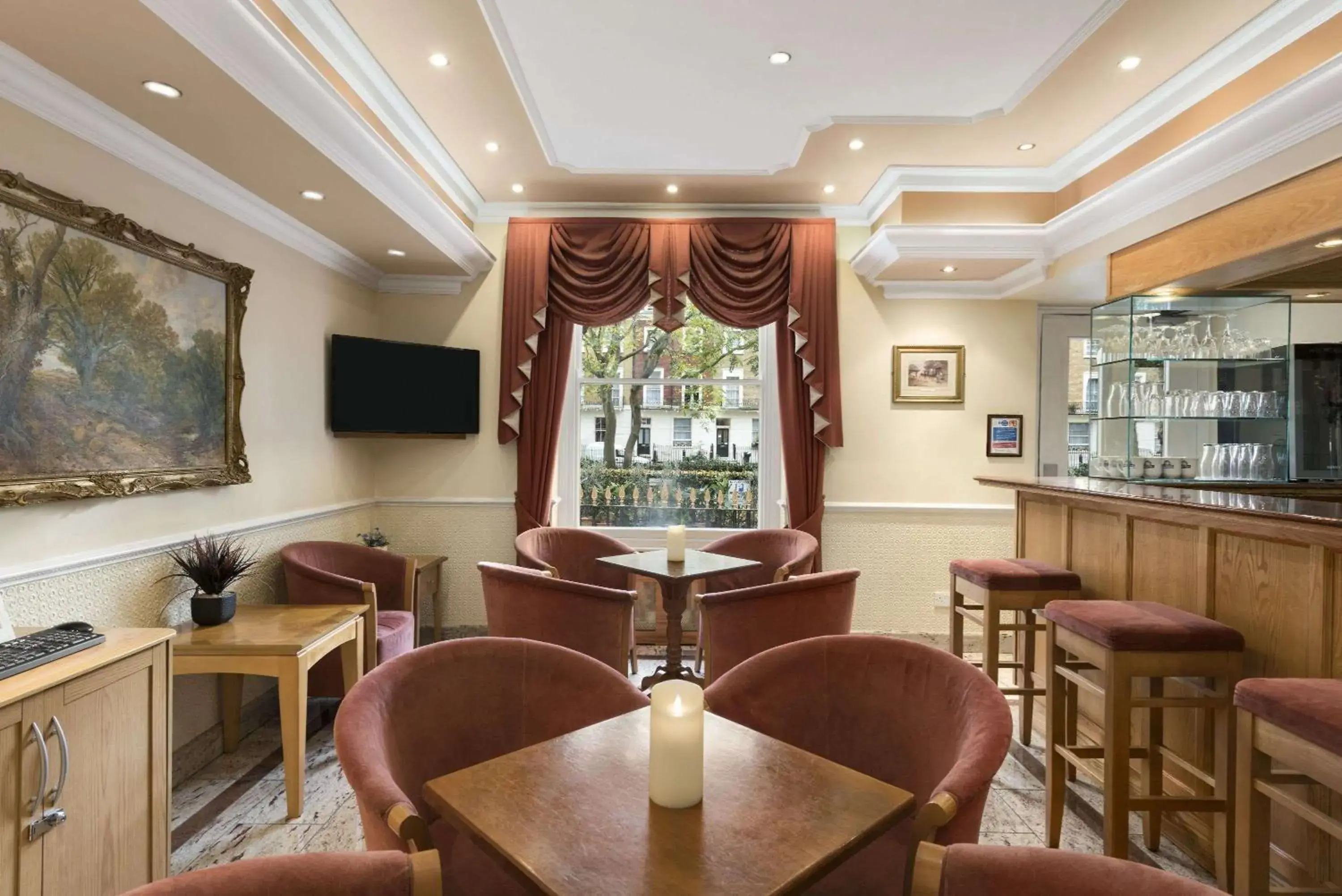 Lounge or bar in Days Inn Hyde Park Lounge or bar in Days Inn Hyde Park