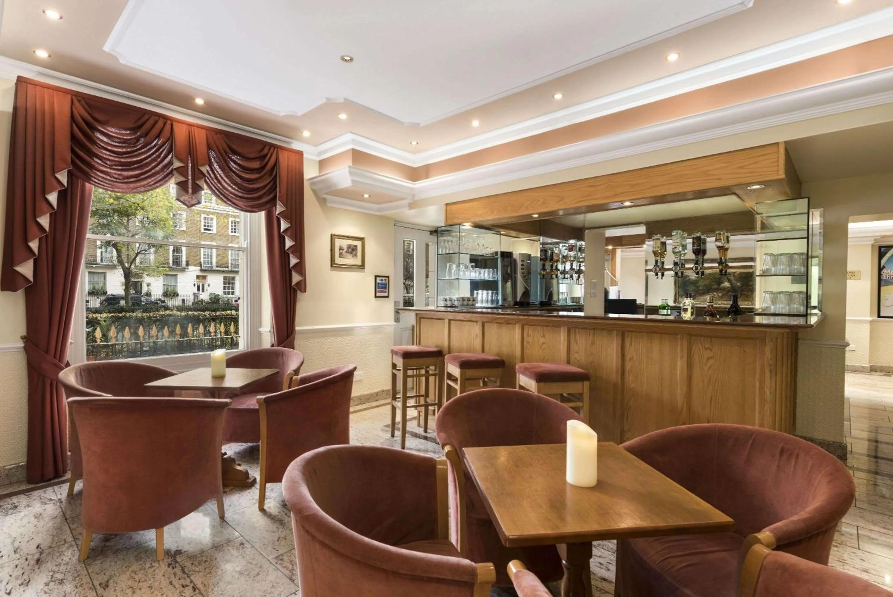 Lounge or bar in Days Inn Hyde Park