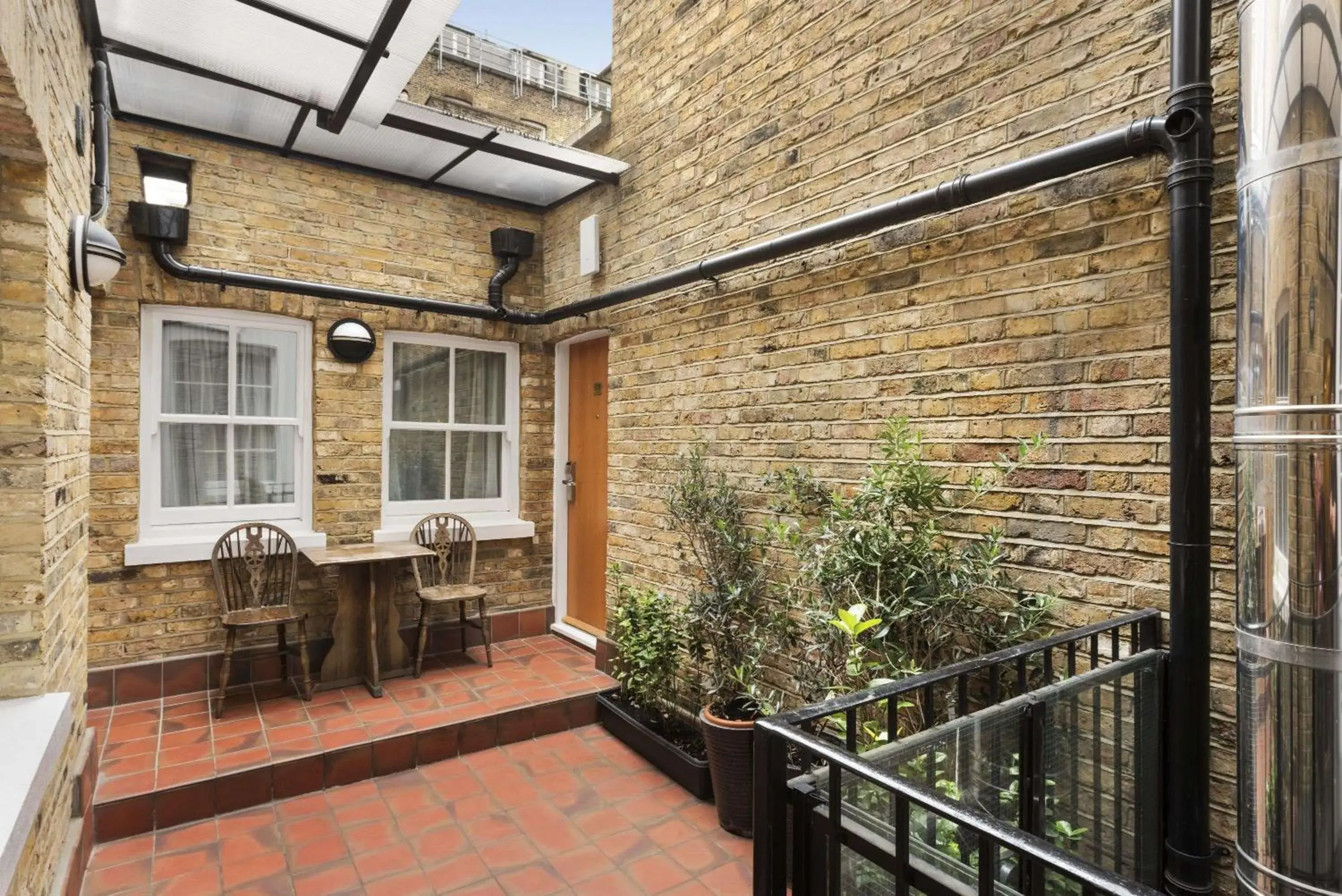 Property building in Days Inn Hyde Park Property building in Days Inn Hyde Park